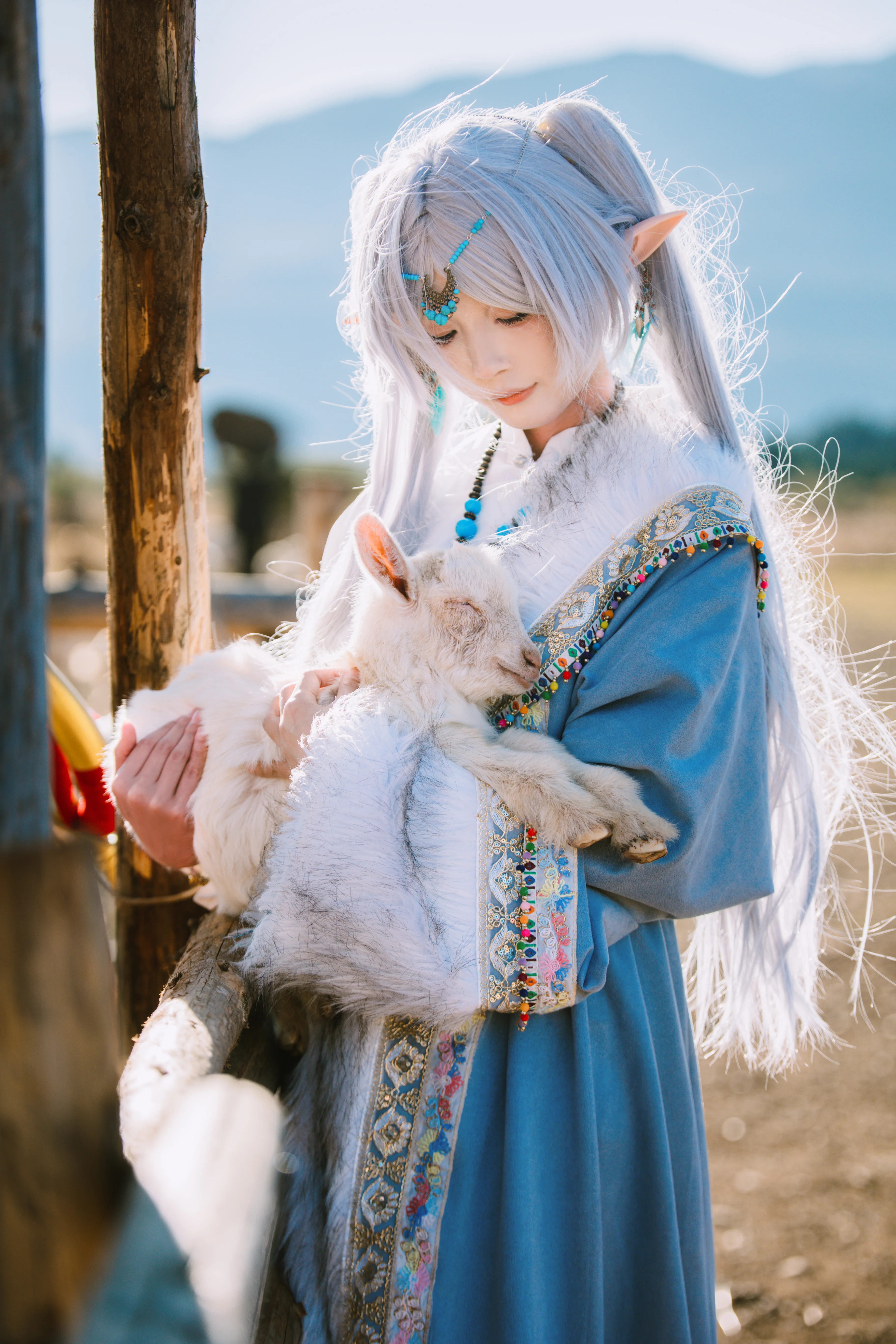 【芙莉莲cos】雪山下的精灵魔法使，在丽江吹着大风拍摄 - 第 1 张