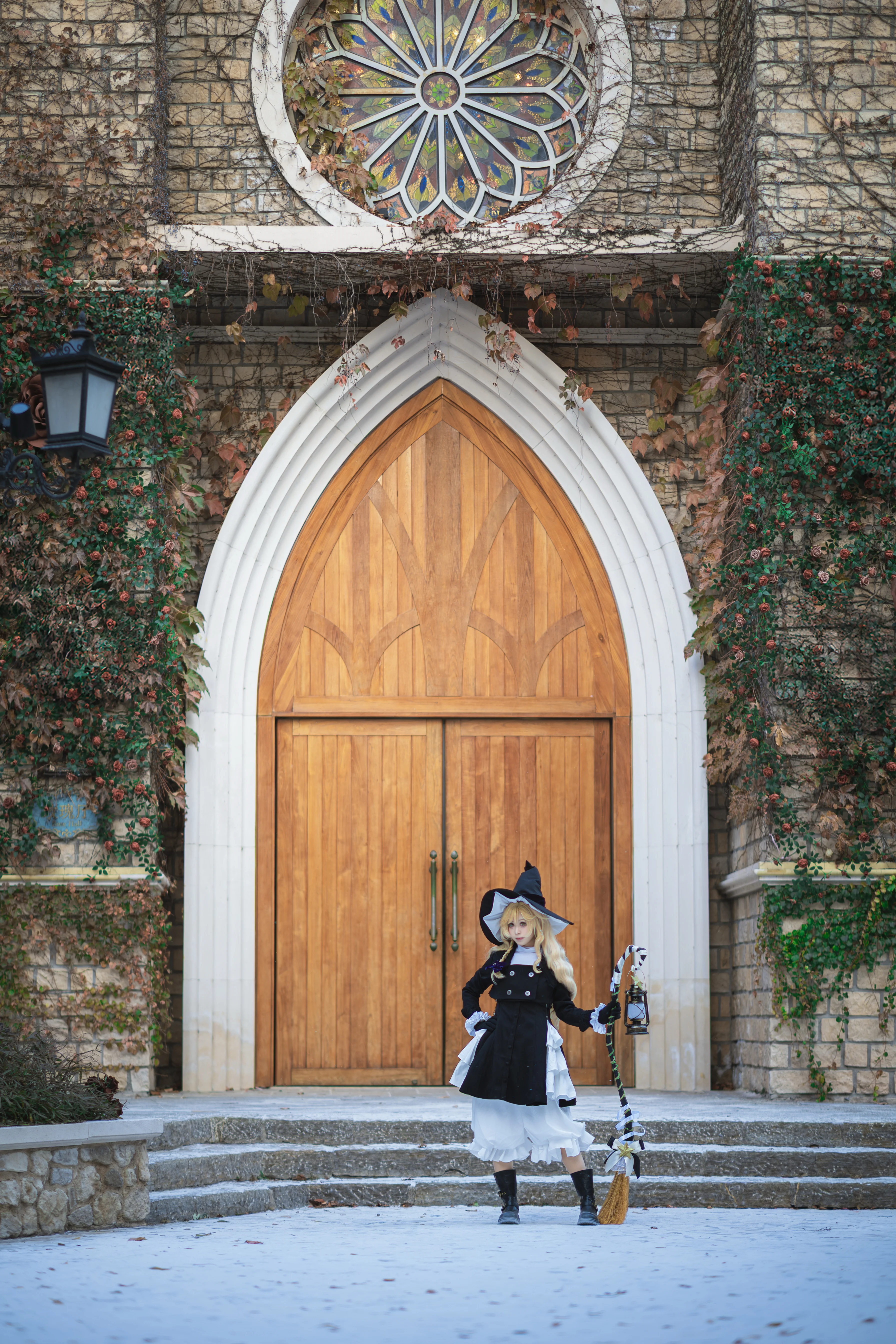 【魔理沙コスプレ】雪夜の魔法使い、ランタンを手に雪原で舞う - 10 枚目