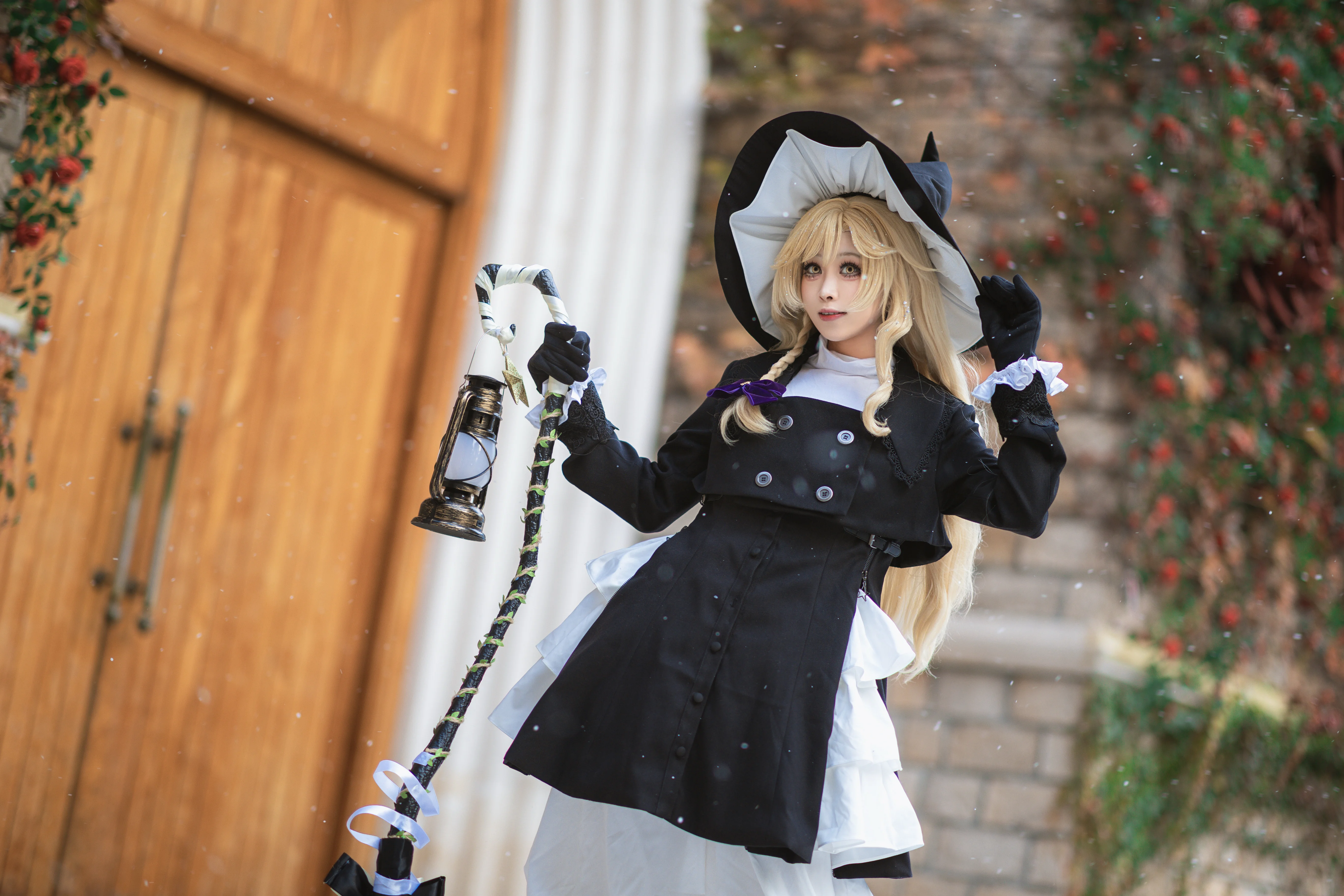 【魔理沙コスプレ】雪夜の魔法使い、ランタンを手に雪原で舞う - 12 枚目