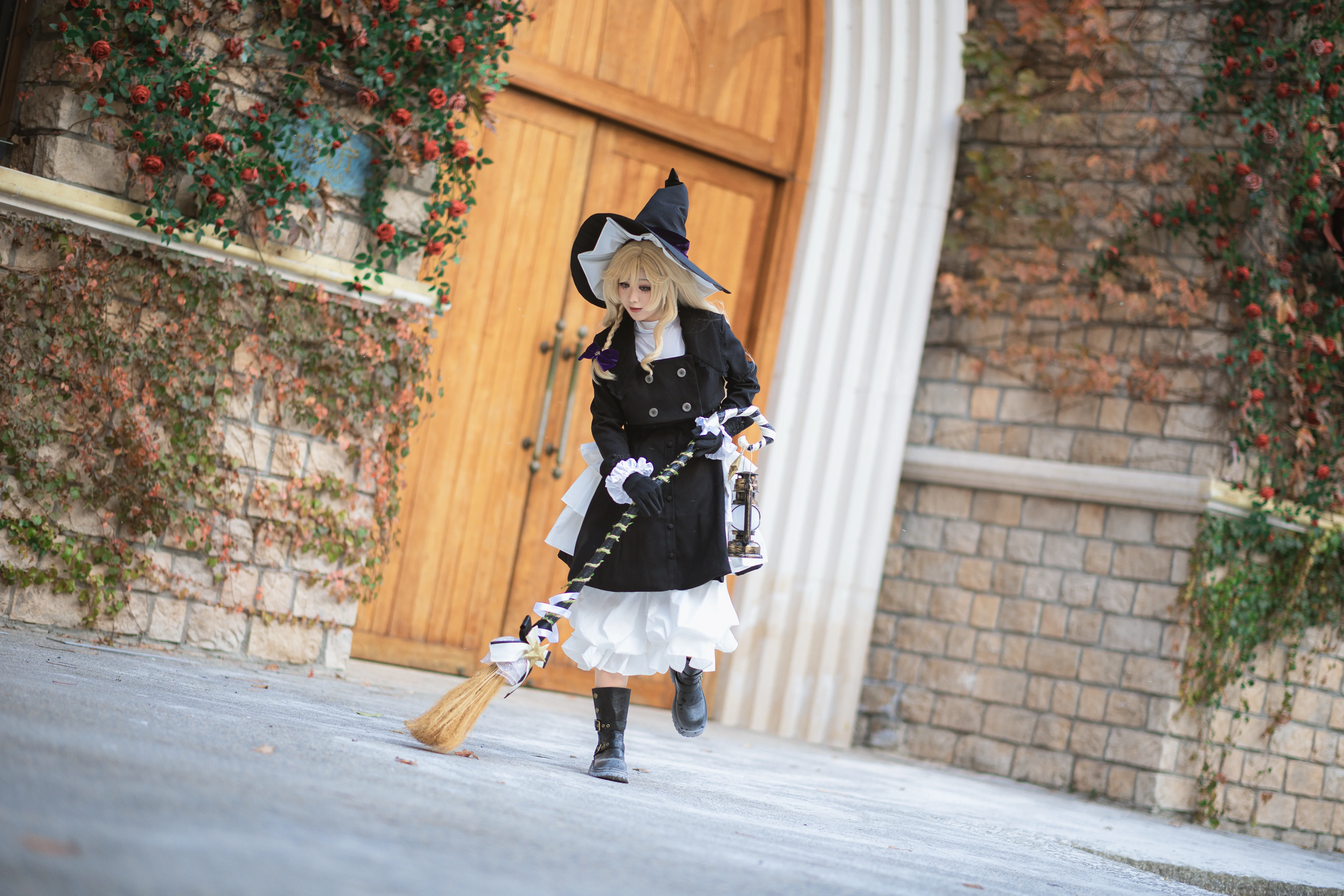 【魔理沙コスプレ】雪夜の魔法使い、ランタンを手に雪原で舞う - 13 枚目