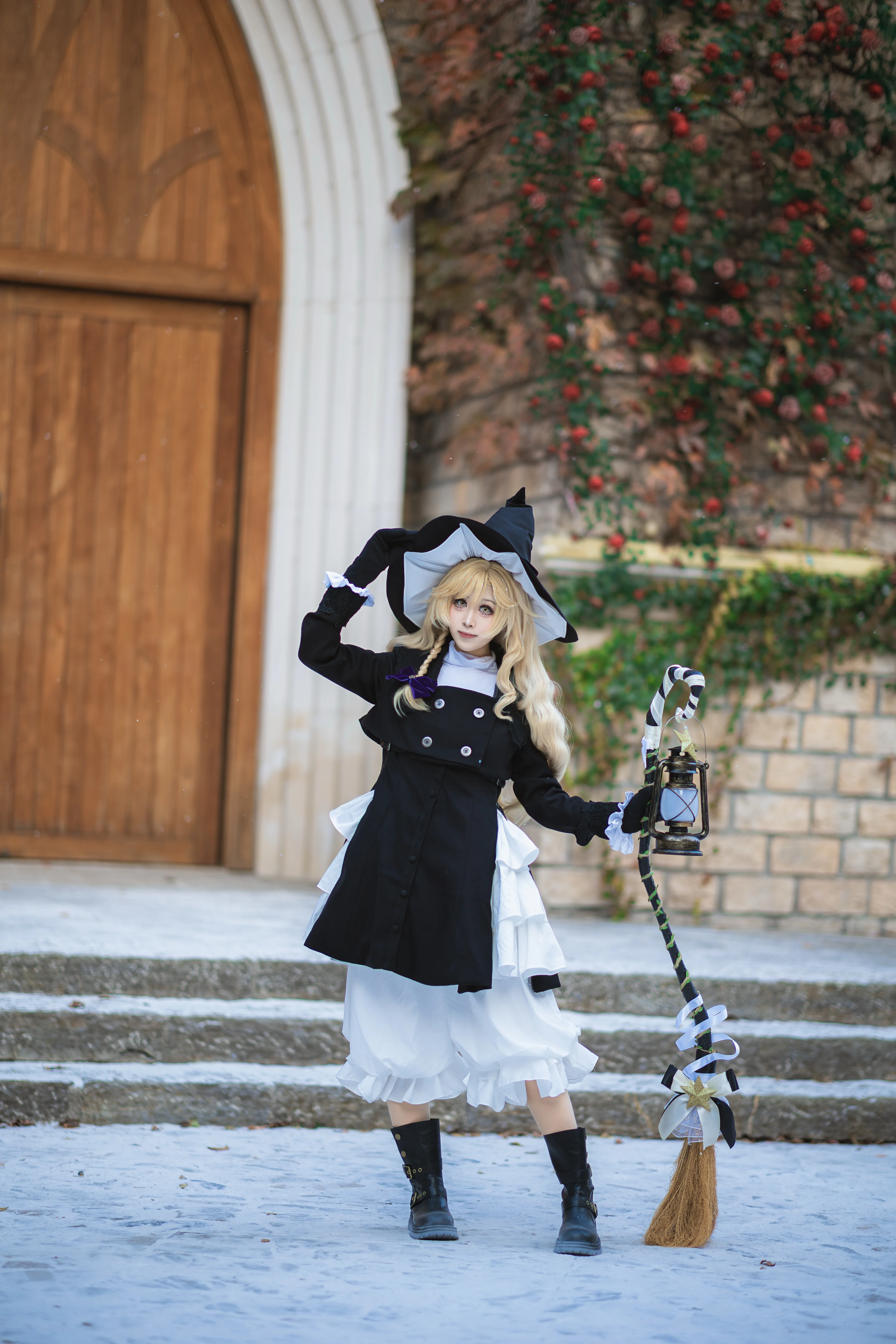【魔理沙コスプレ】雪夜の魔法使い、ランタンを手に雪原で舞う - 14 枚目