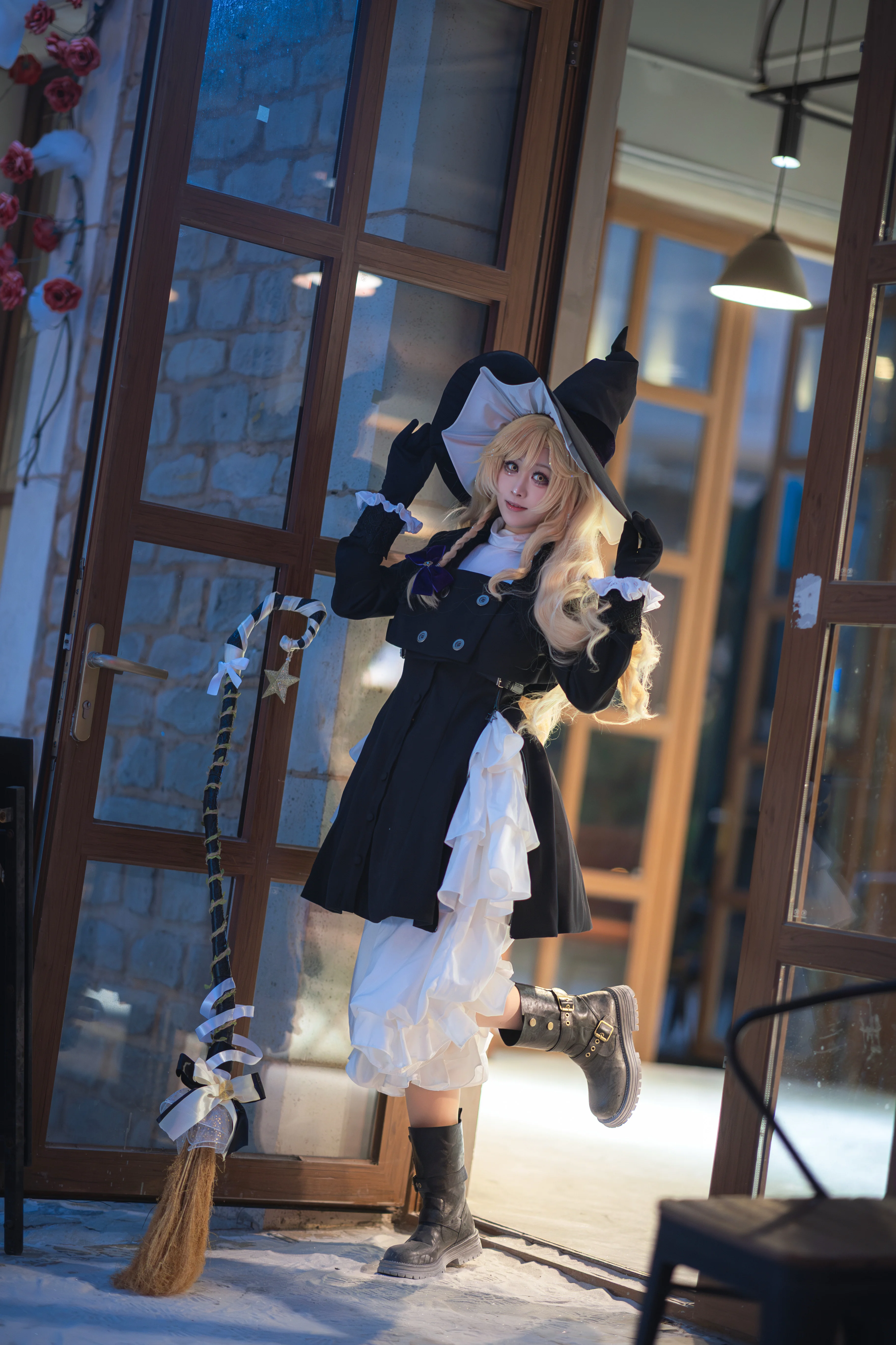 【魔理沙コスプレ】雪夜の魔法使い、ランタンを手に雪原で舞う - 3 枚目