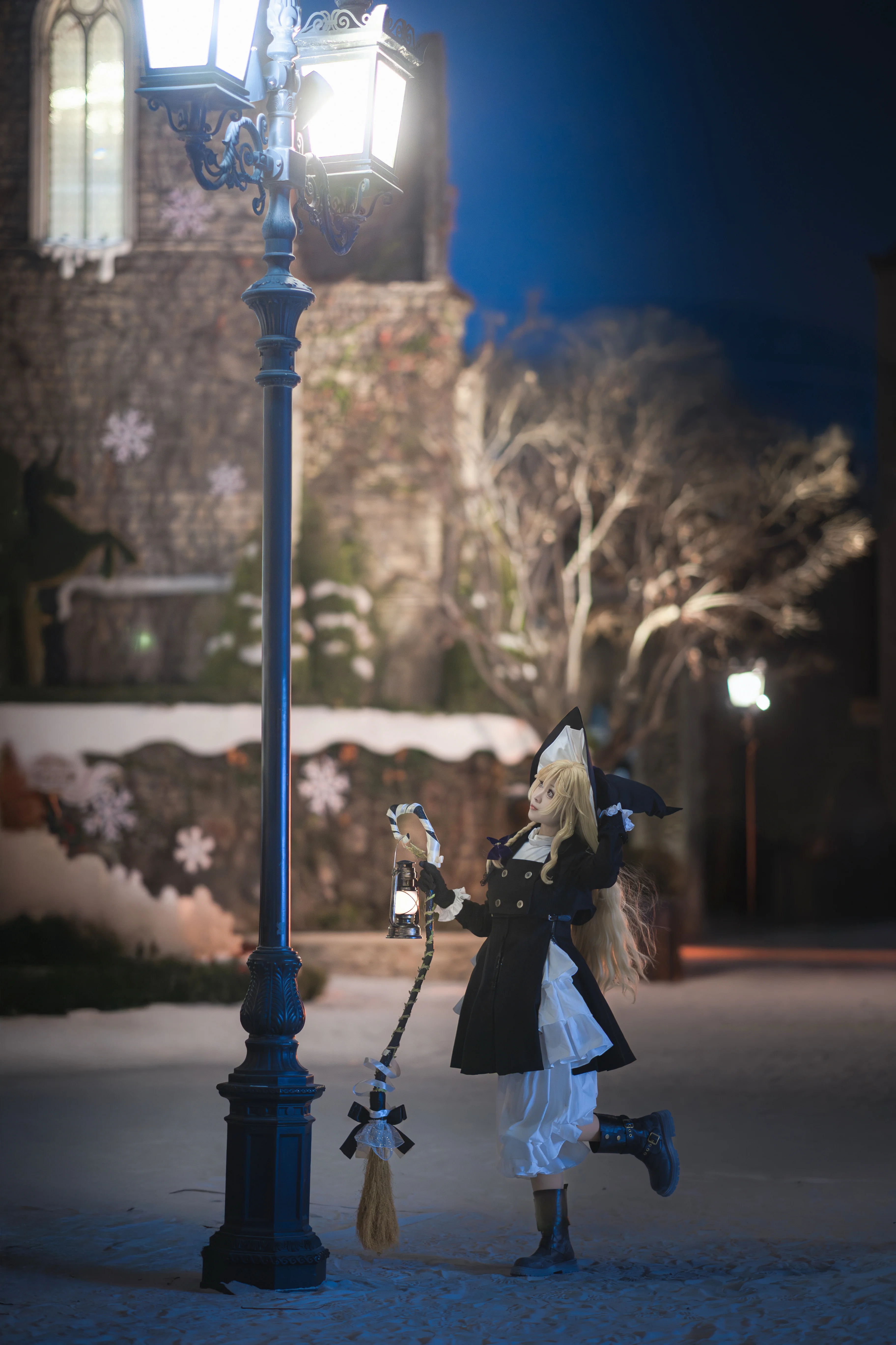 【魔理沙コスプレ】雪夜の魔法使い、ランタンを手に雪原で舞う - 7 枚目