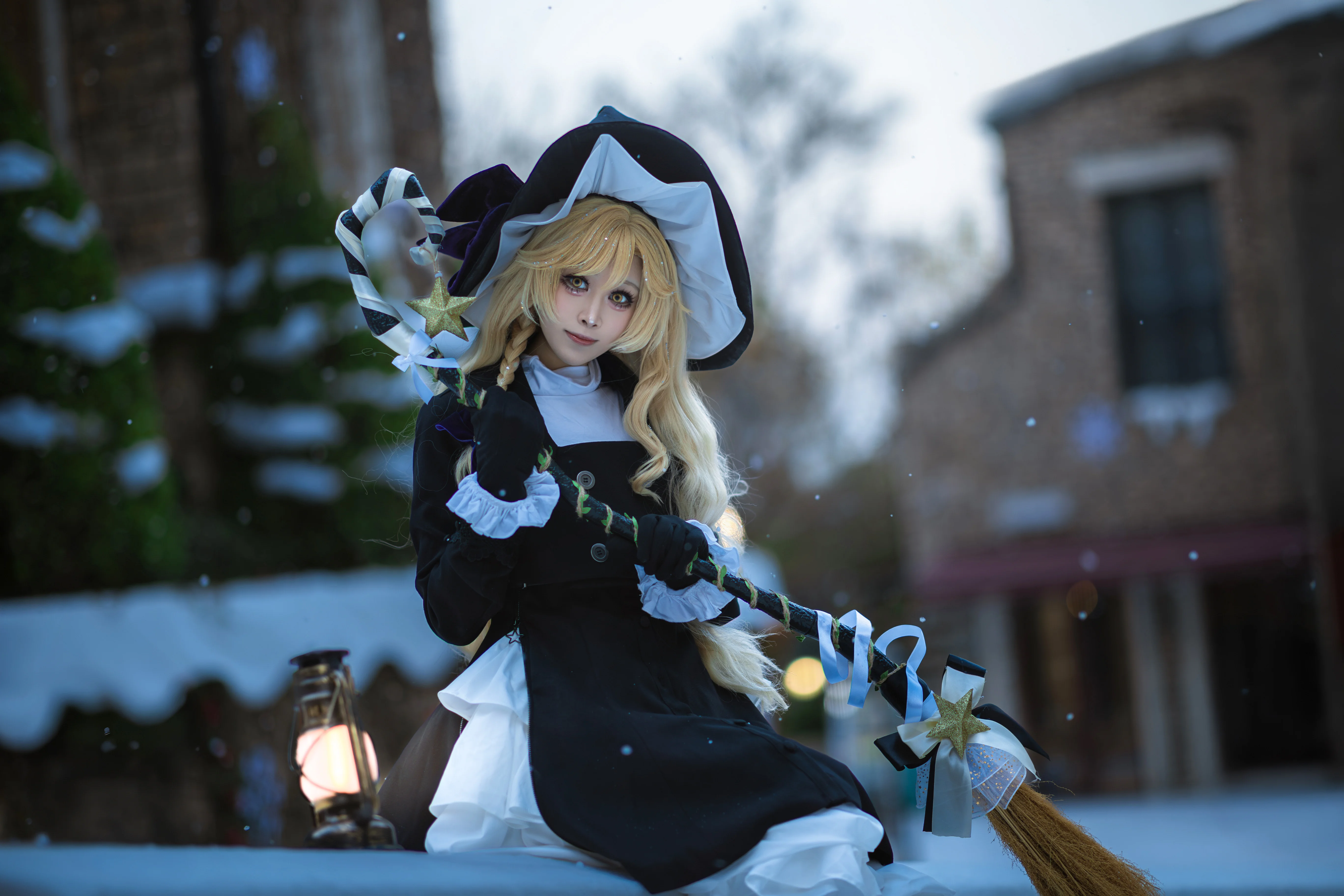 【魔理沙コスプレ】雪夜の魔法使い、ランタンを手に雪原で舞う - 9 枚目