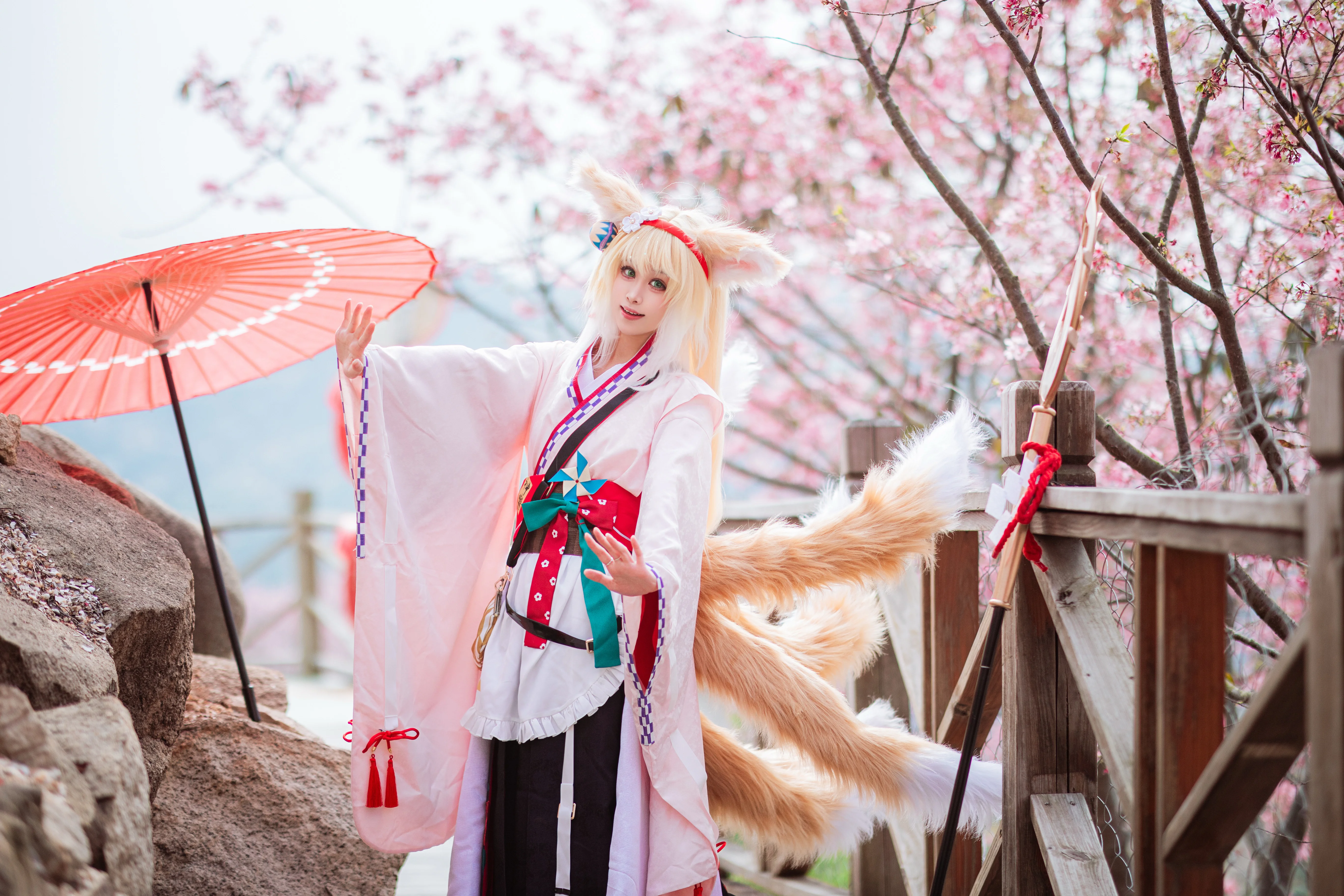 【铃兰cos】明日方舟的九色鹿，春日樱花下的巫女狐 - 第 11 张