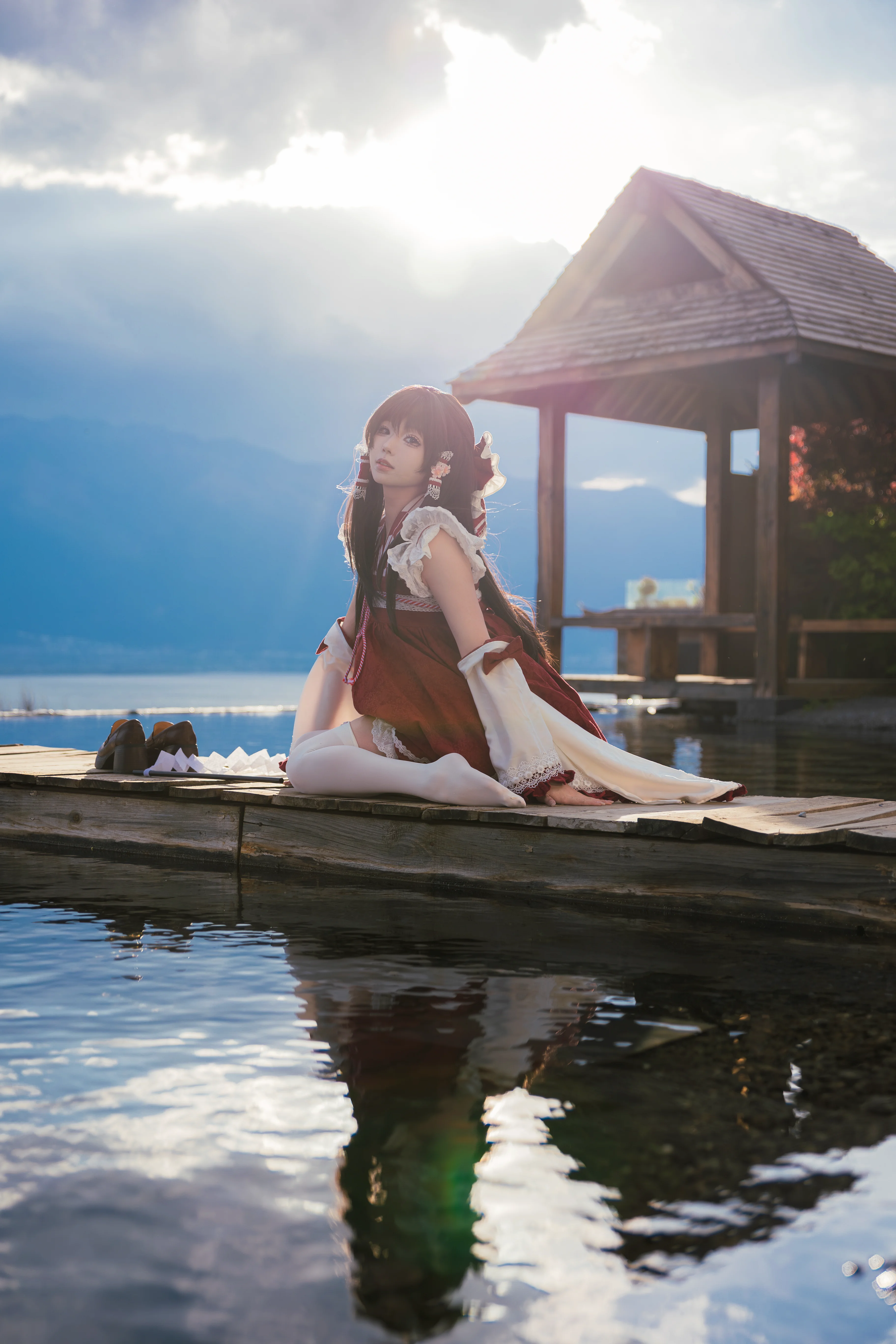 【灵梦cos】东方Project的博丽巫女，水边的宁静光影