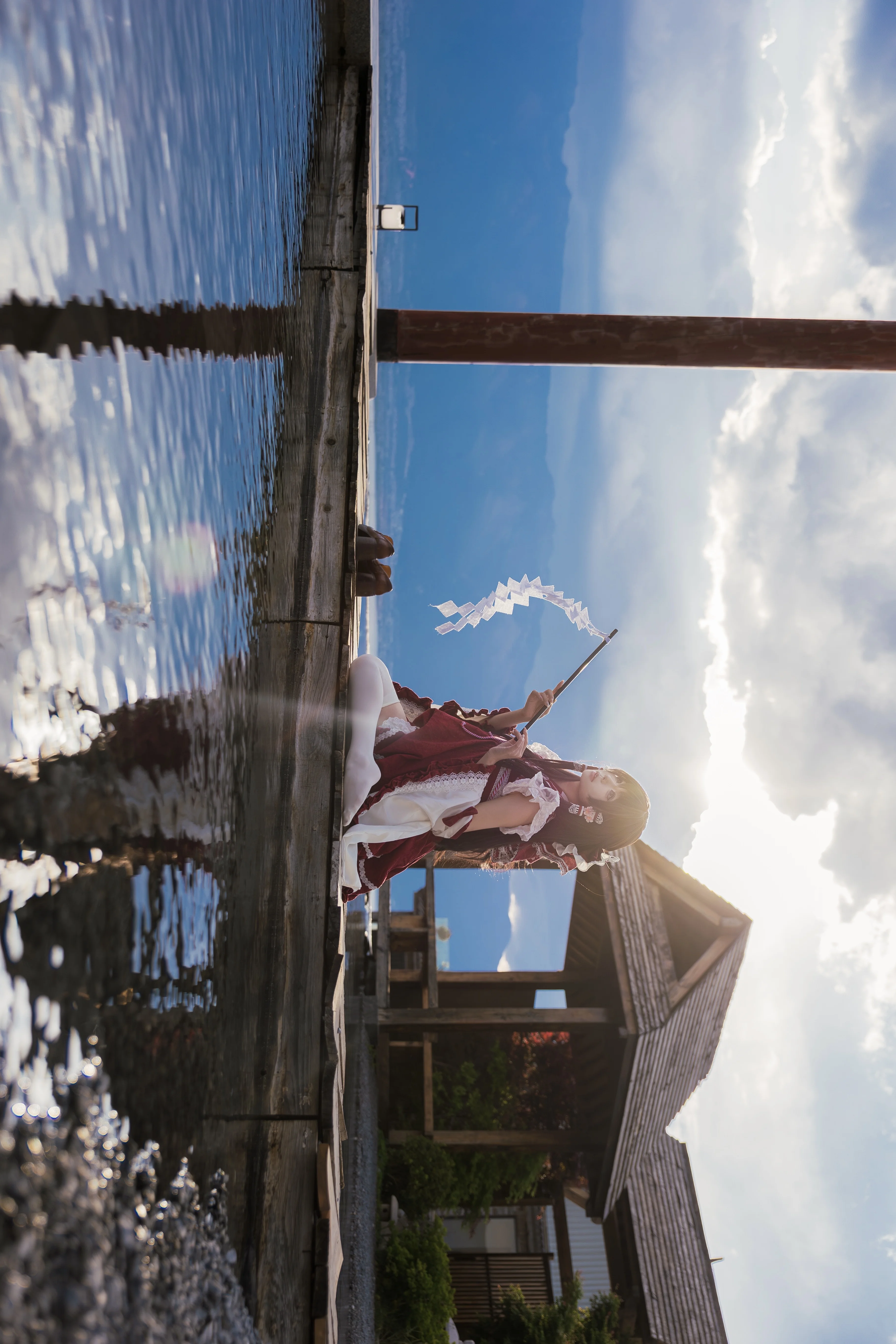 【霊夢コスプレ】東方Projectの博麗巫女、水辺の静かな光と影 - 2 枚目