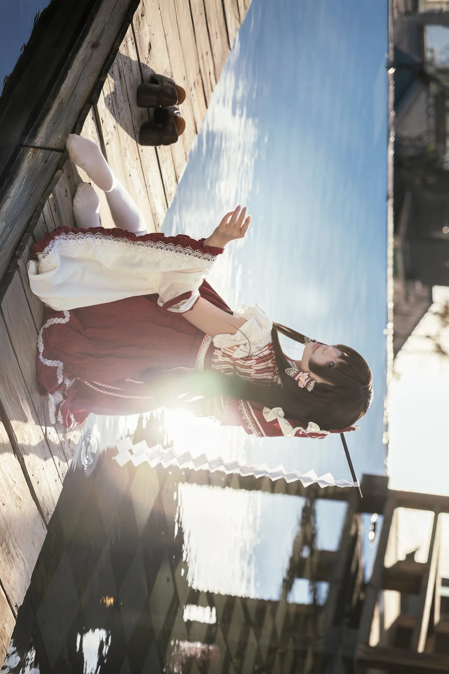 【霊夢コスプレ】東方Projectの博麗巫女、水辺の静かな光と影 - 3 枚目