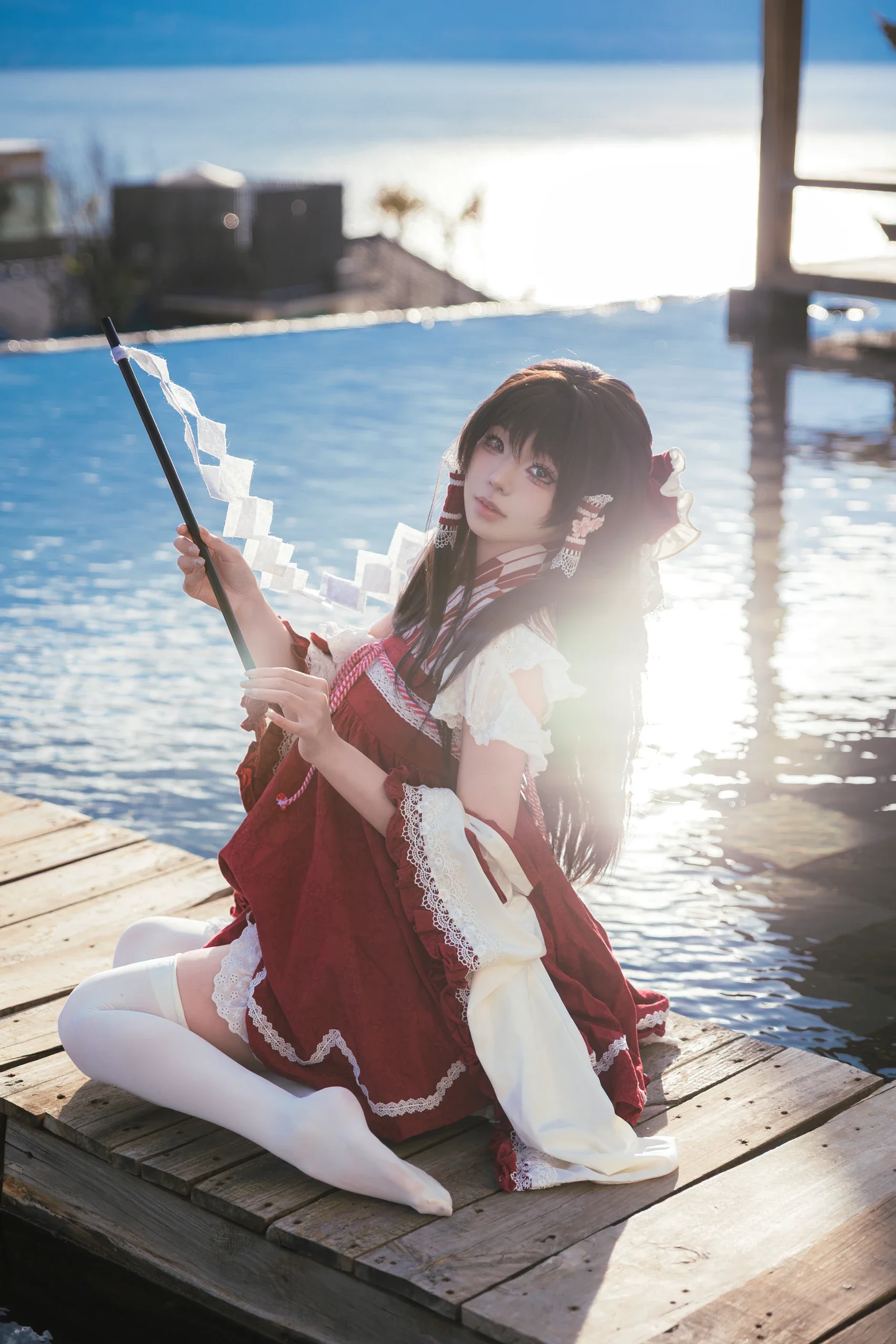 【霊夢コスプレ】東方Projectの博麗巫女、水辺の静かな光と影 - 4 枚目