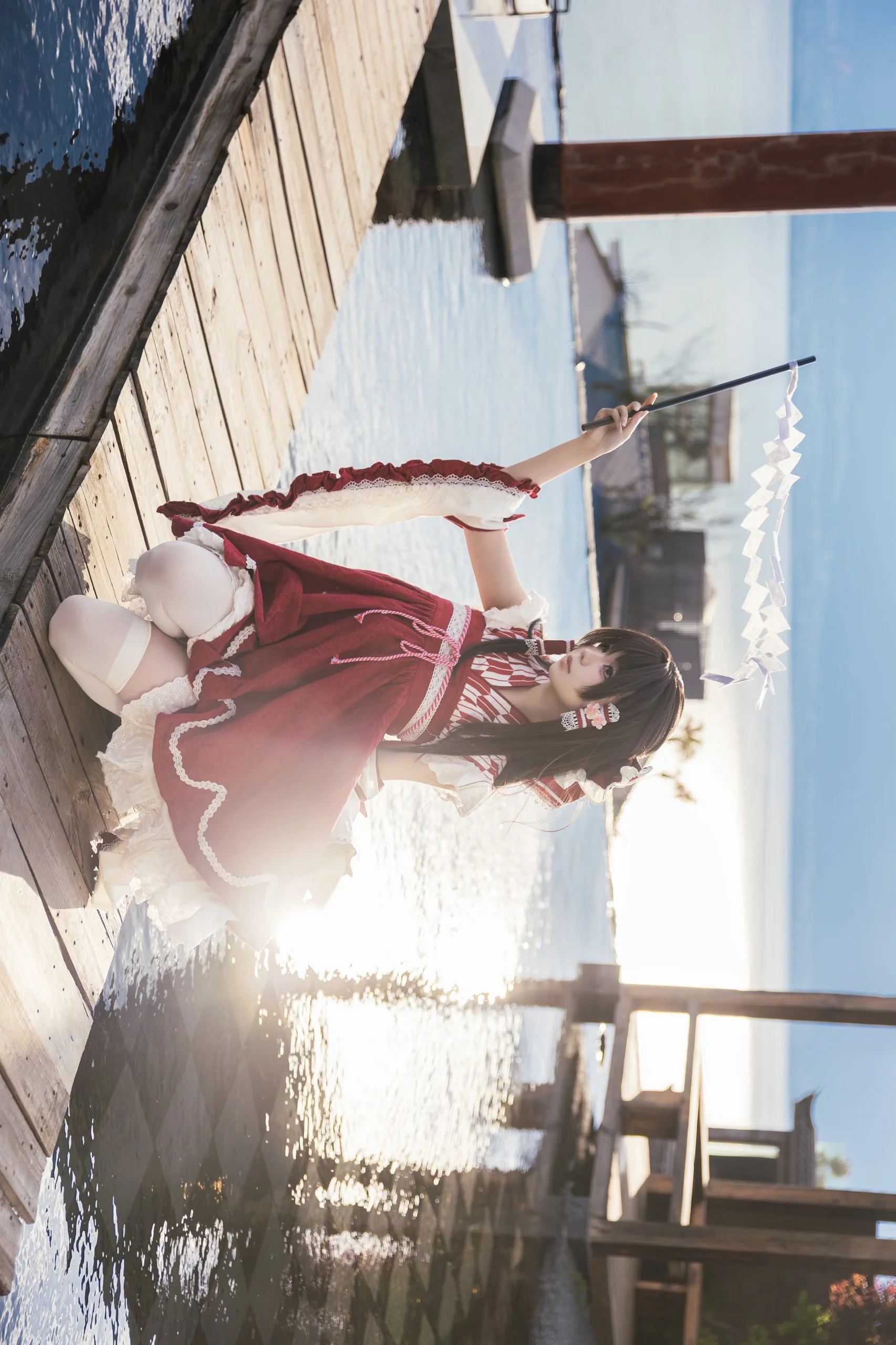【霊夢コスプレ】東方Projectの博麗巫女、水辺の静かな光と影 - 5 枚目