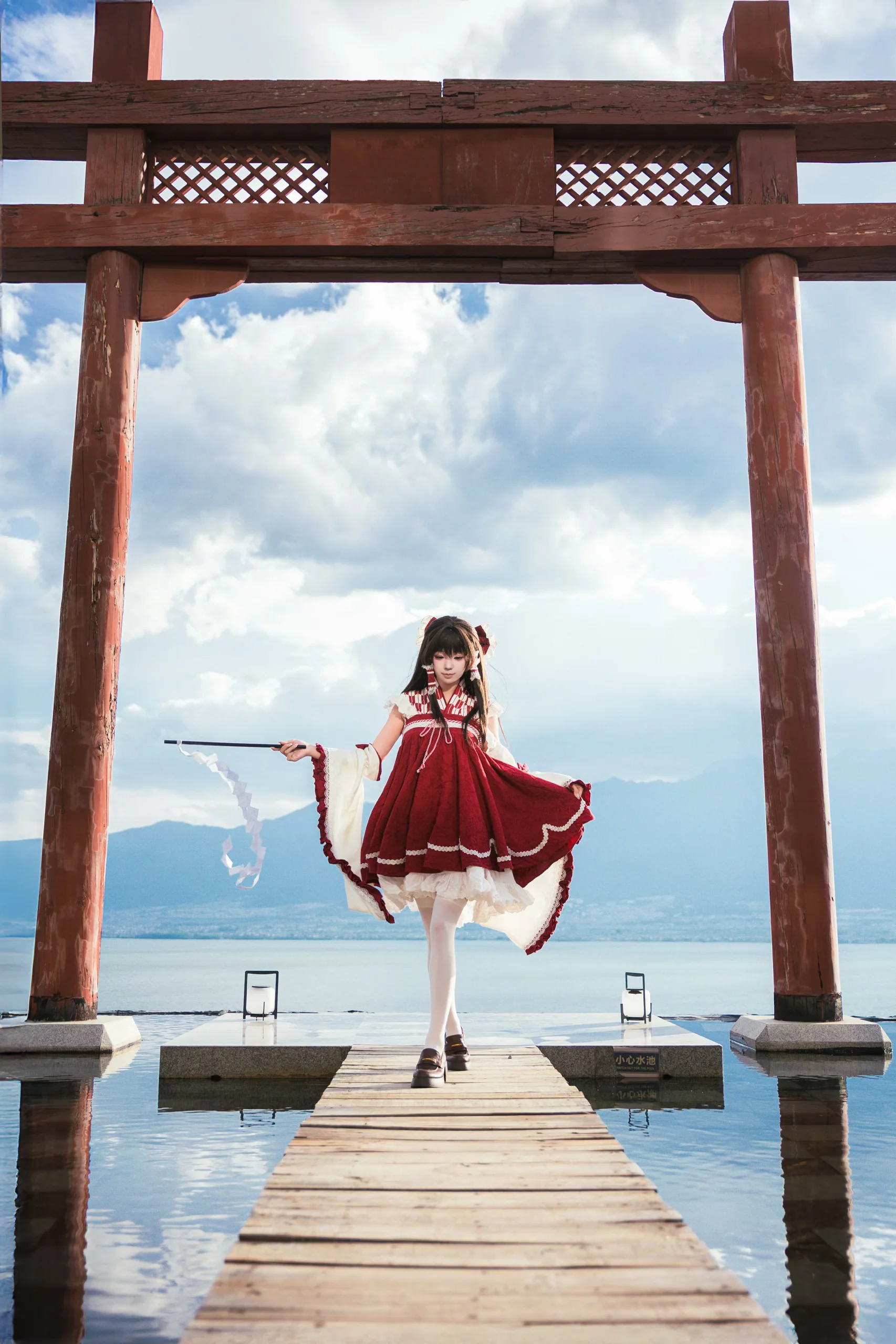 【霊夢コスプレ】東方Projectの博麗巫女、水辺の静かな光と影 - 7 枚目