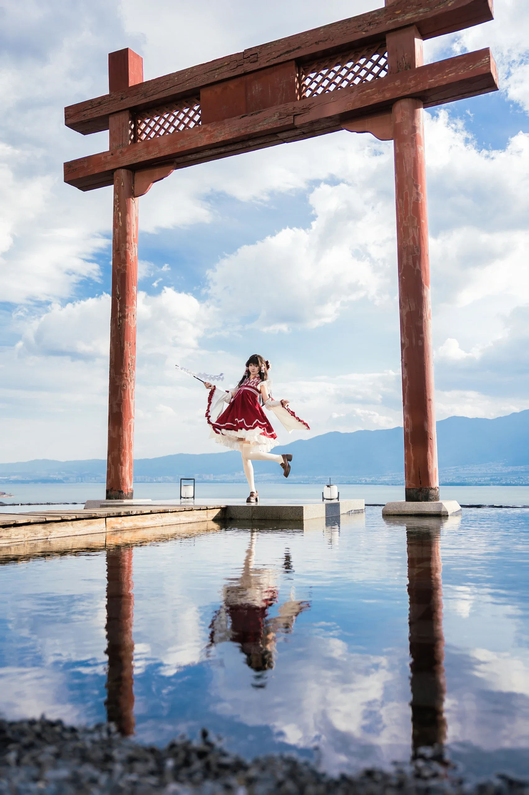 【霊夢コスプレ】東方Projectの博麗巫女、水辺の静かな光と影 - 8 枚目