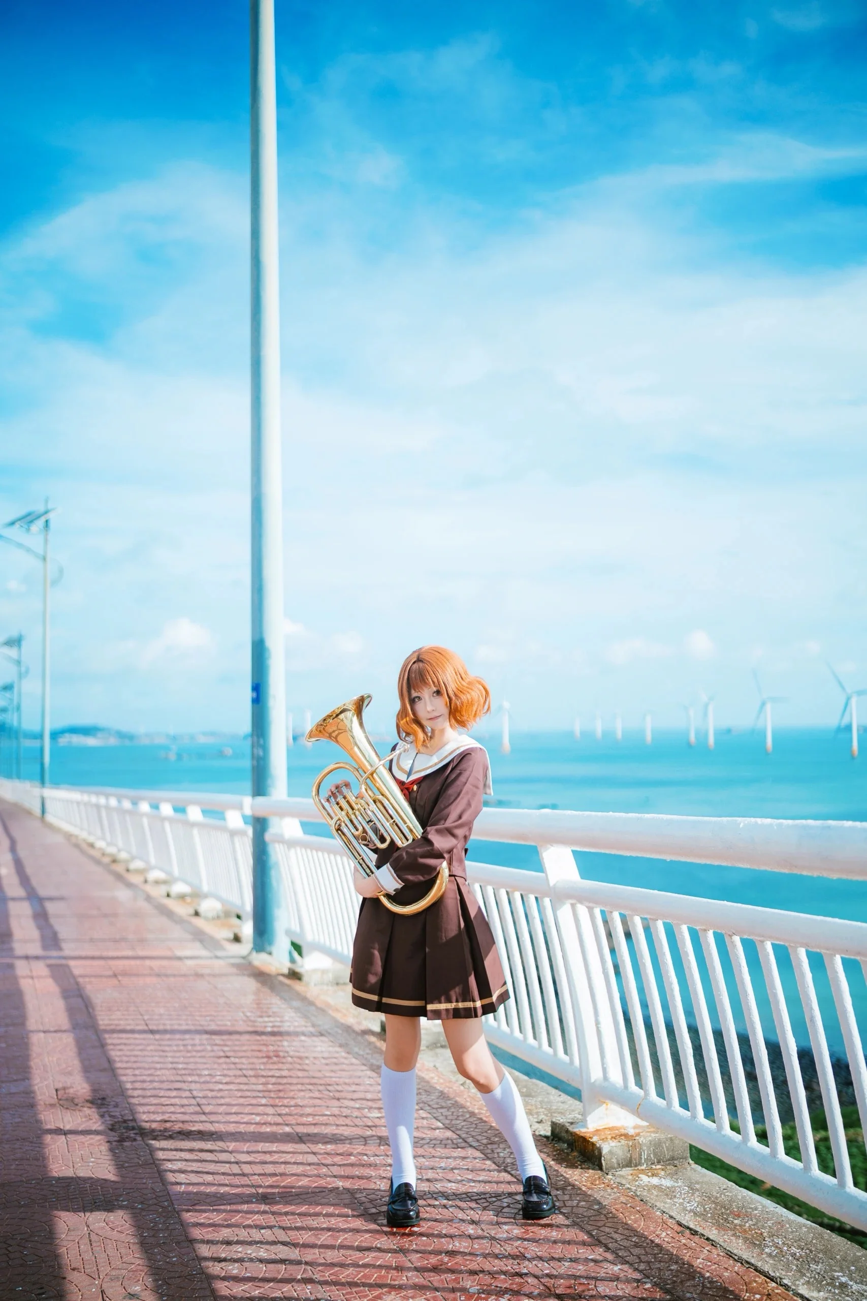平潭の海岸沿いで金管楽器了抱える制服少女の写真写真集 - 1 枚目