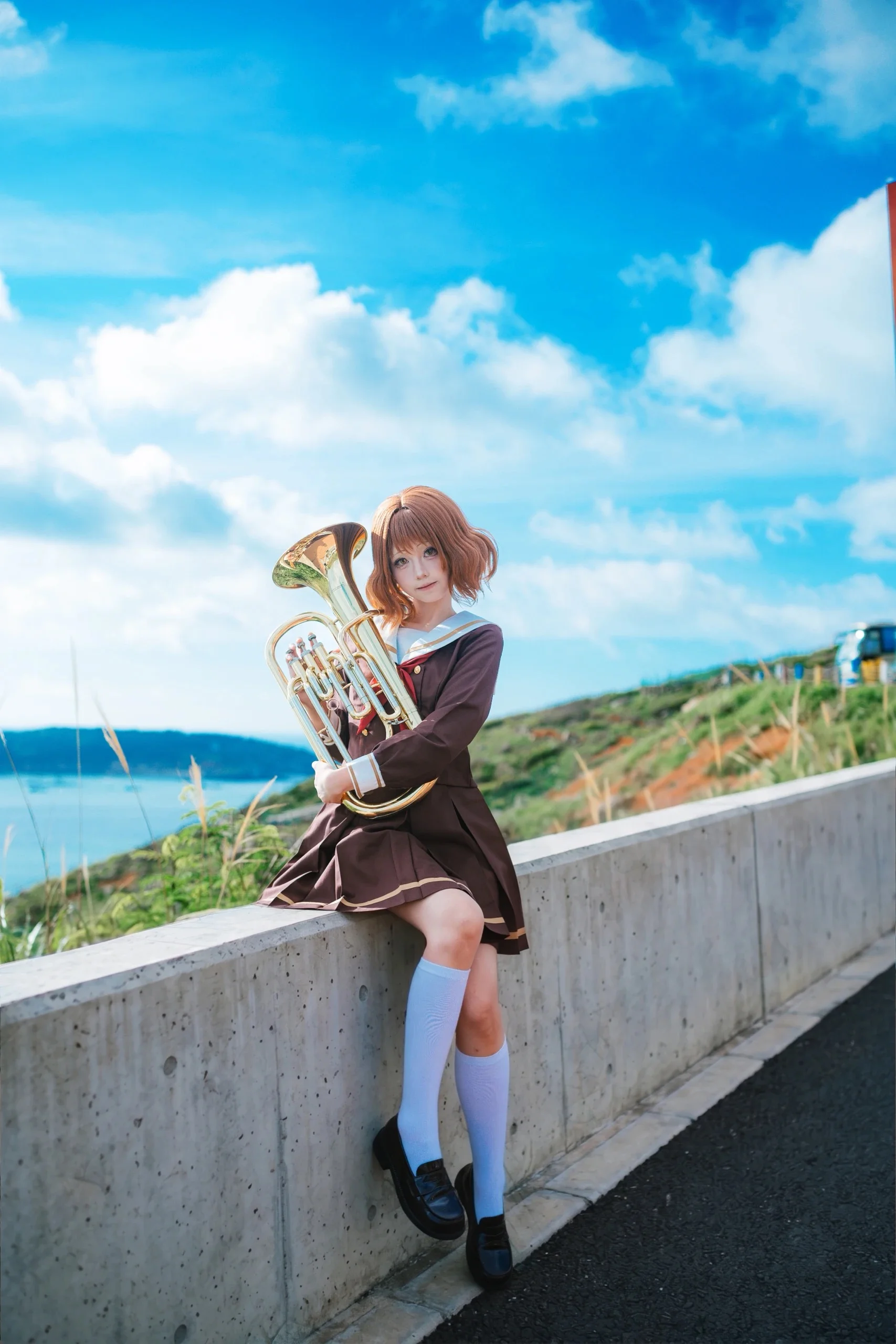 平潭の海岸沿いで金管楽器了抱える制服少女の写真写真集 - 2 枚目