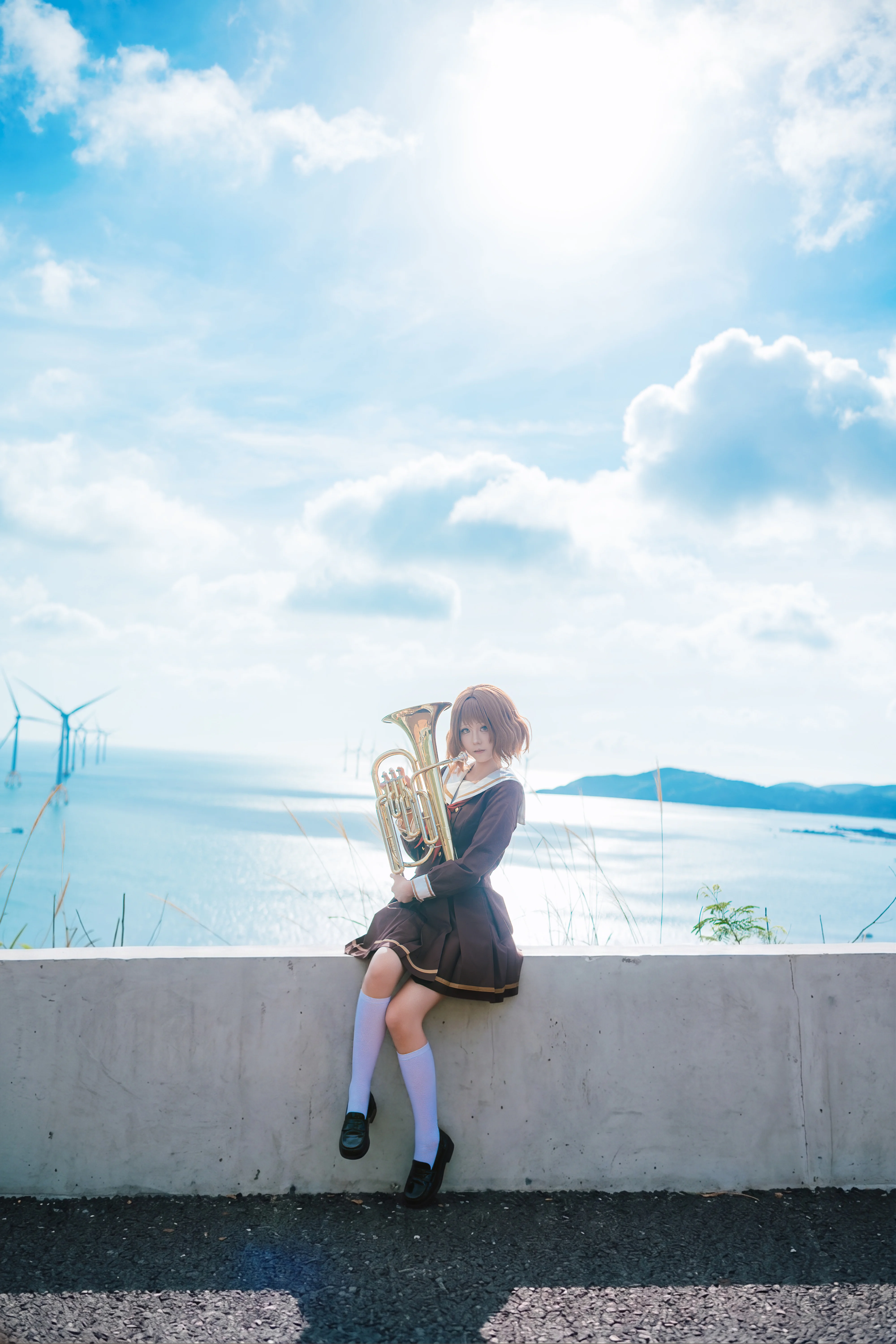 平潭の海岸沿いで金管楽器了抱える制服少女の写真写真集 - 3 枚目