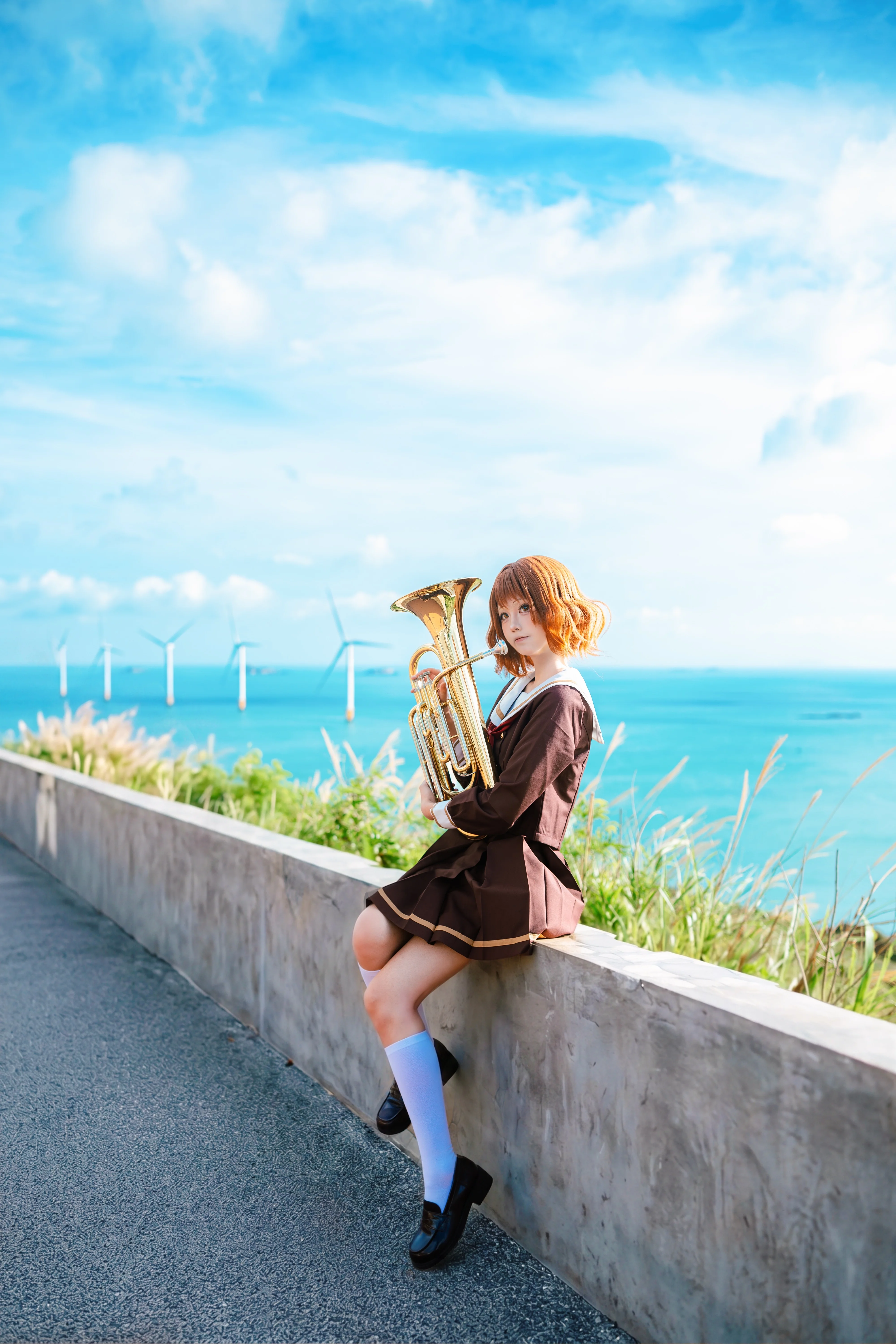 平潭の海岸沿いで金管楽器了抱える制服少女の写真写真集 - 4 枚目