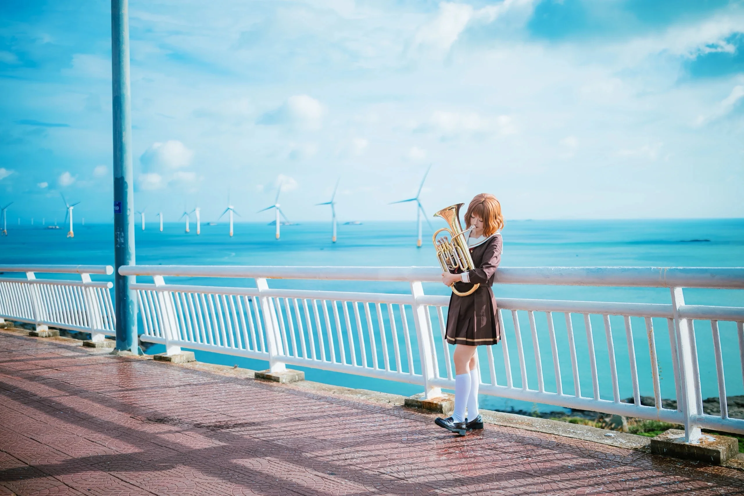 平潭の海岸沿いで金管楽器了抱える制服少女の写真写真集 - 5 枚目