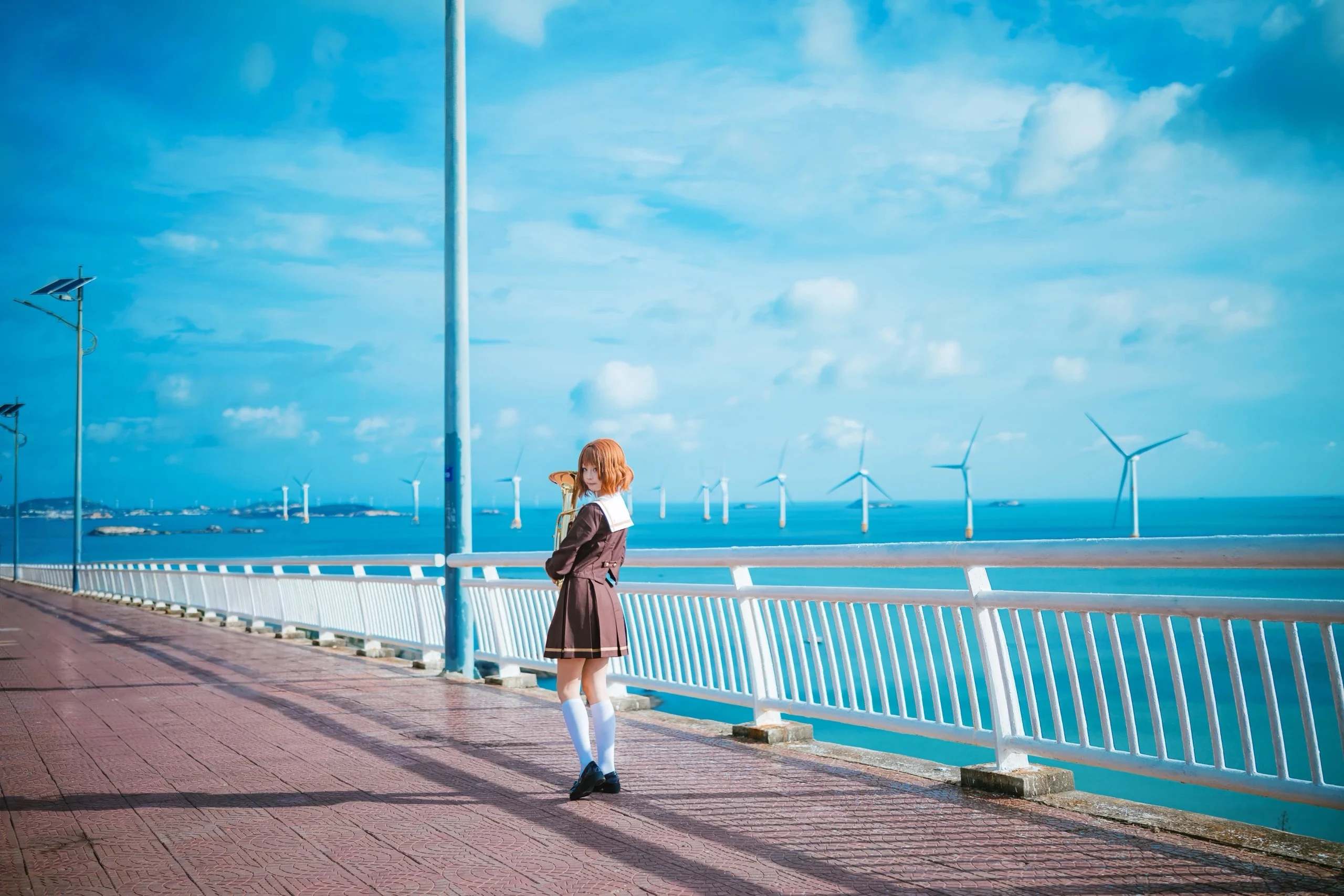 平潭の海岸沿いで金管楽器了抱える制服少女の写真写真集 - 6 枚目