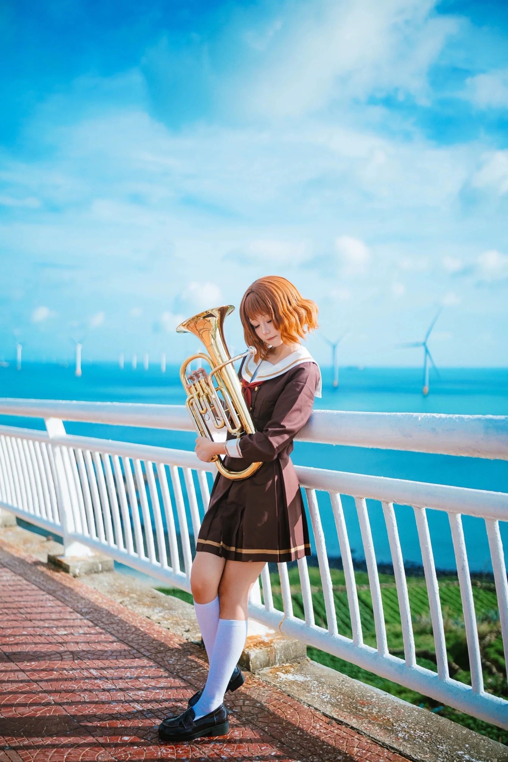 平潭の海岸沿いで金管楽器了抱える制服少女の写真写真集 - 8 枚目