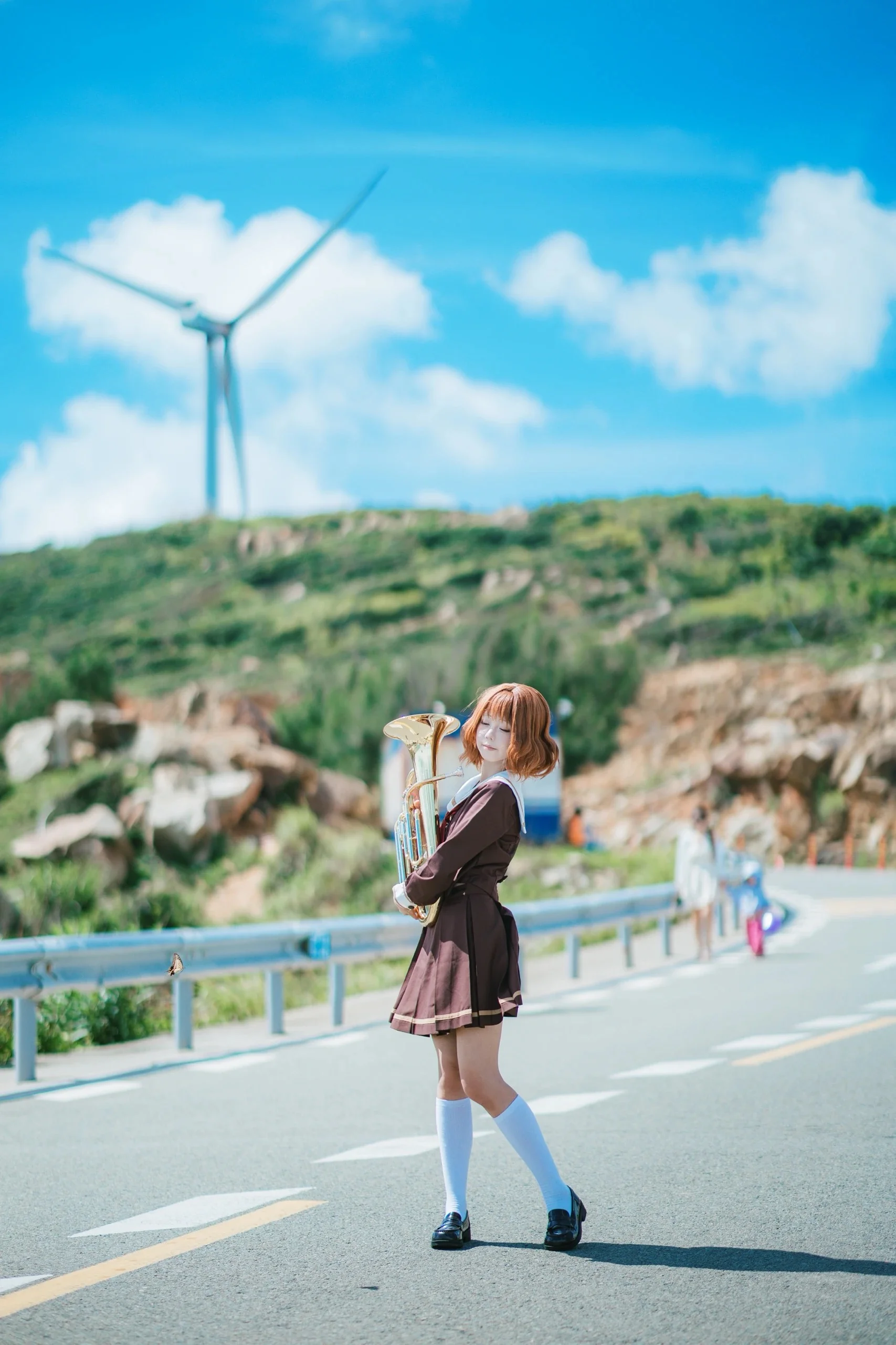 【黃前久美子cos】放學後的藍天與鐵道口，帶著上低音號打卡海濱街道 - 第 12 張