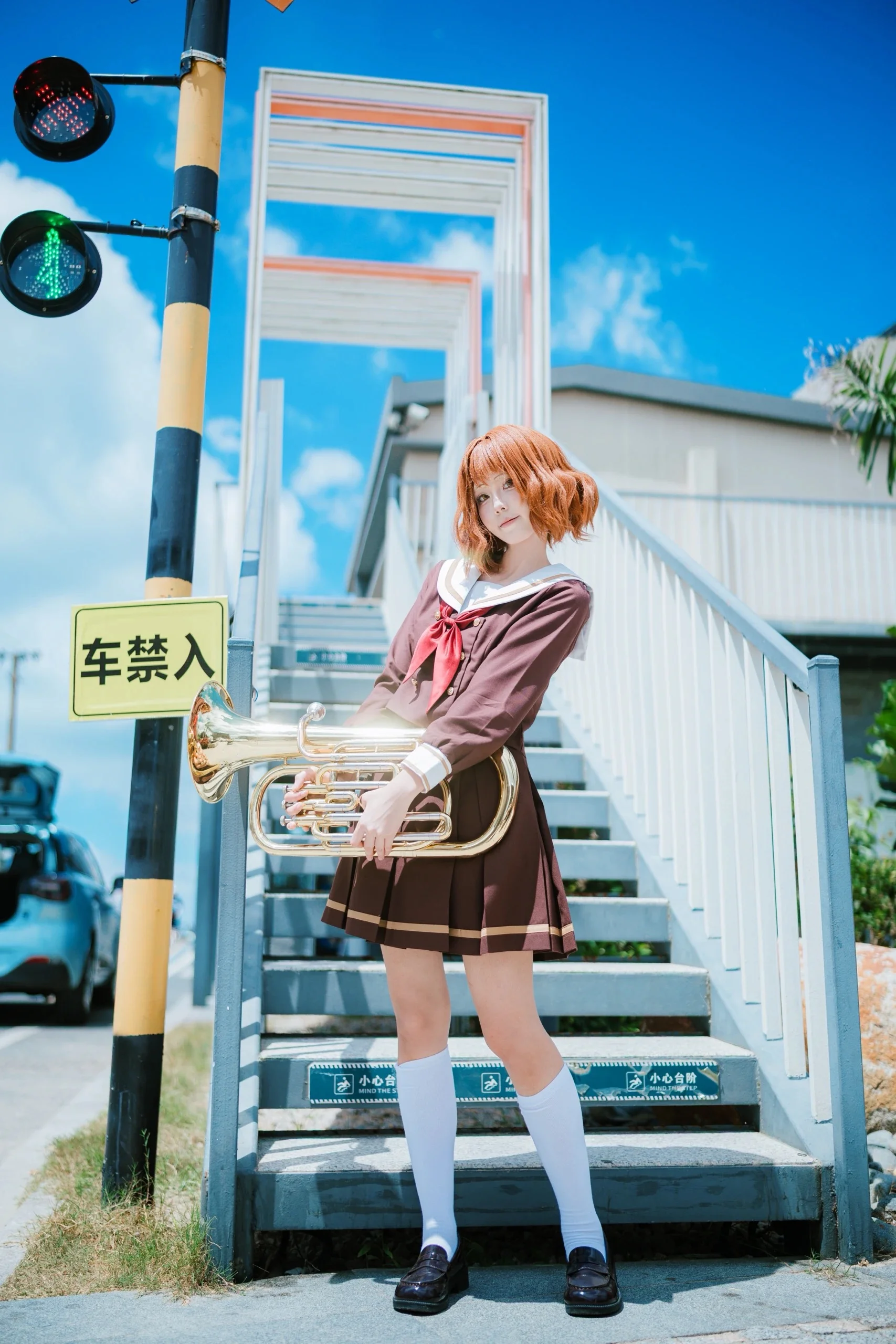 【黄前久美子cos】放学后的蓝天与铁道口，带着上低音号打卡海滨街道