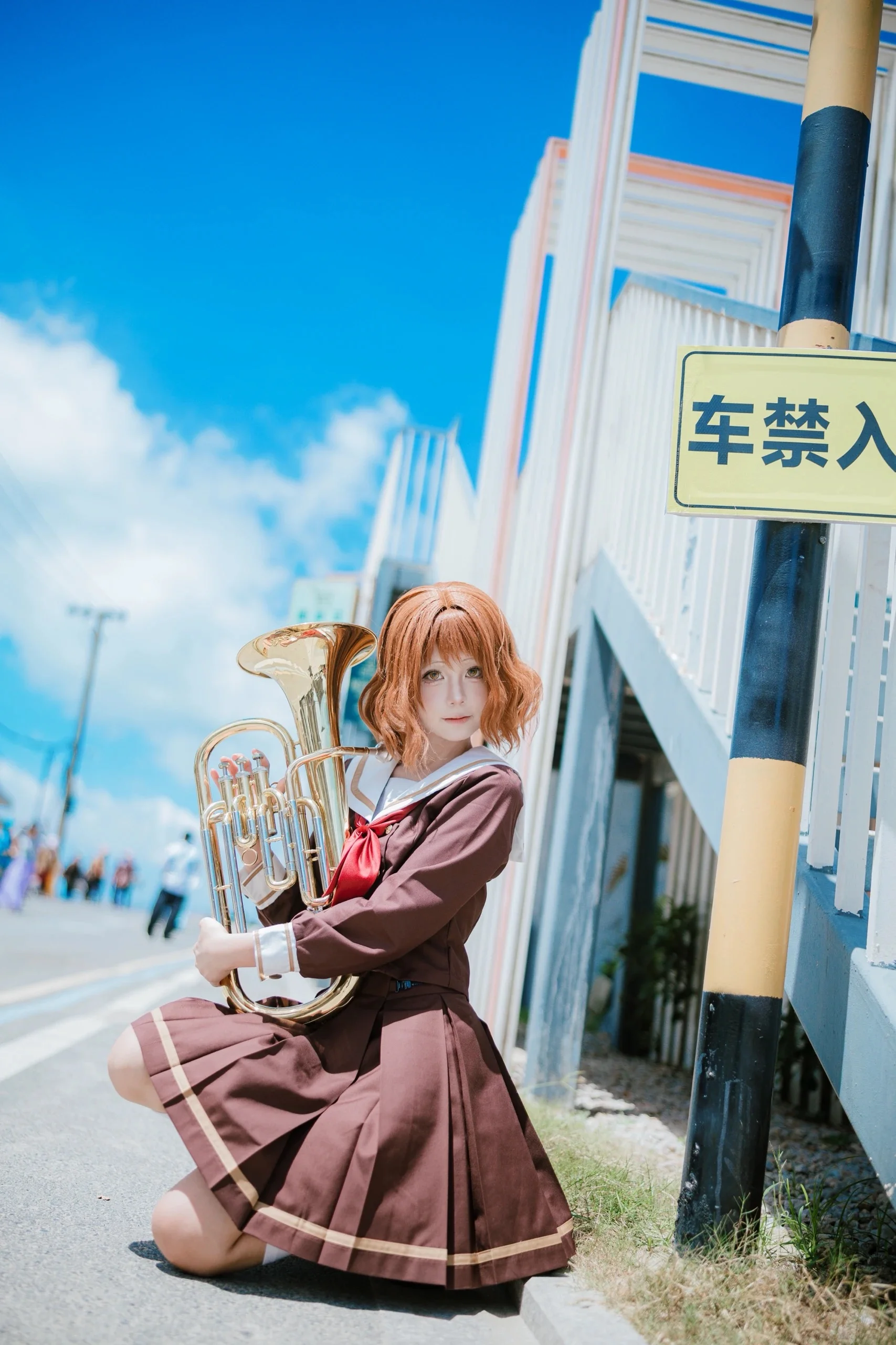【黃前久美子cos】放學後的藍天與鐵道口，帶著上低音號打卡海濱街道 - 第 5 張