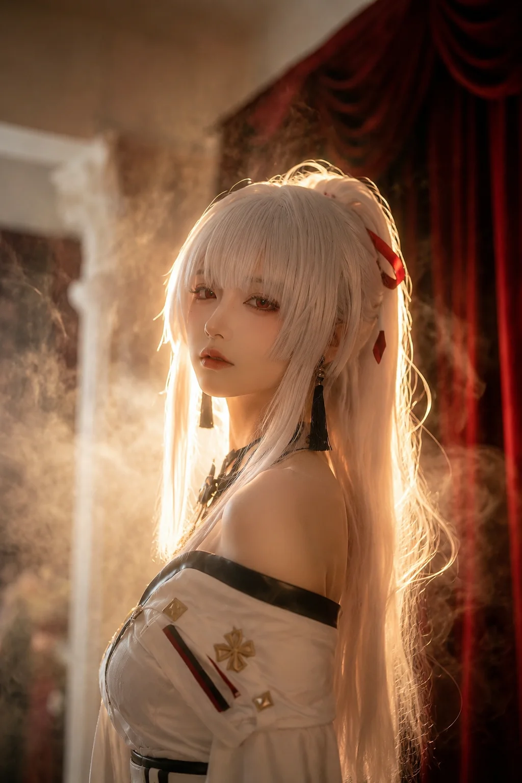 【绯雪cos】鸣潮里的清冷巫女，逆光下的命运 - 第 1 张