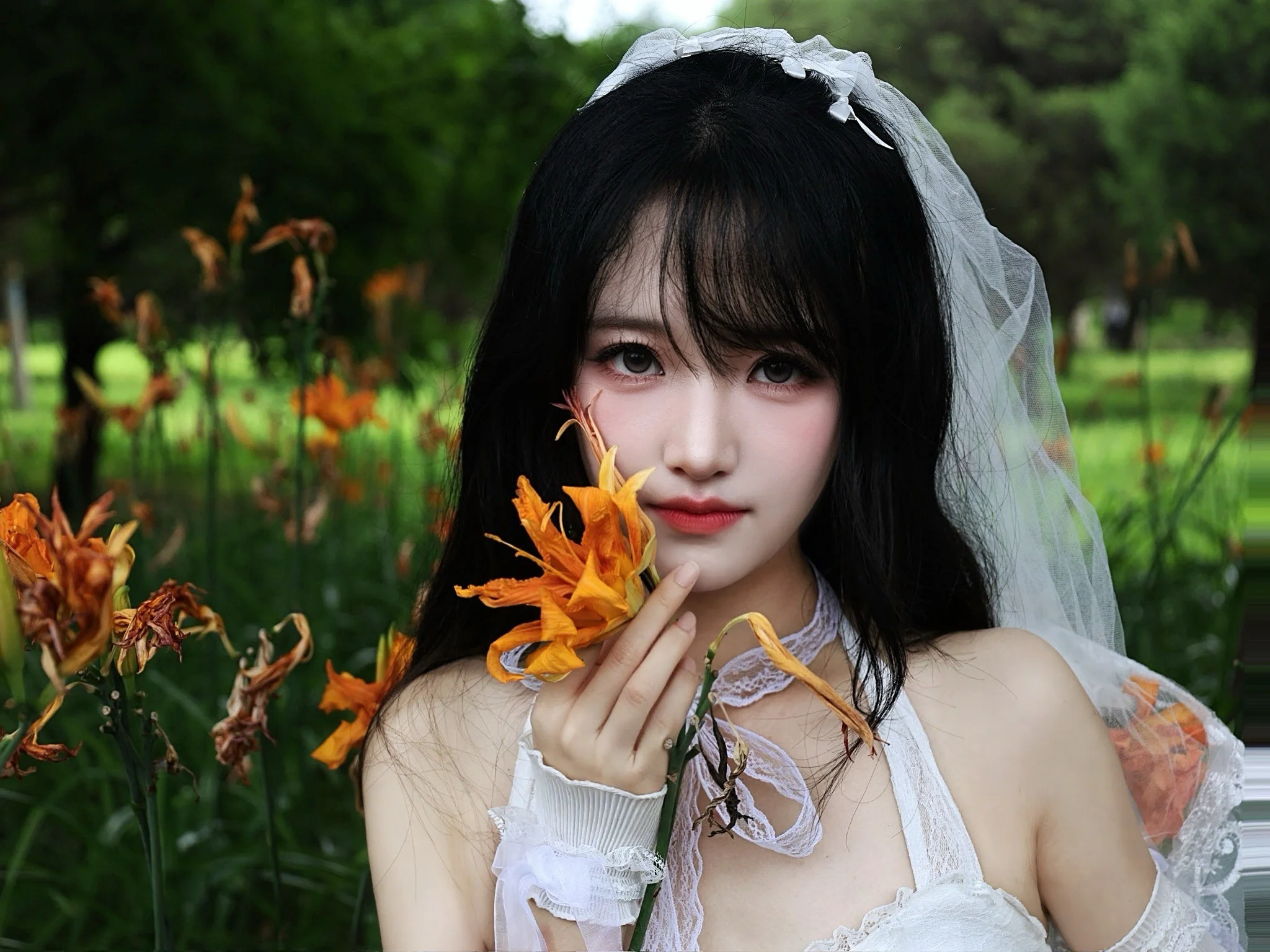 纯白蕾丝与枯萎橙花的户外氛围感记录