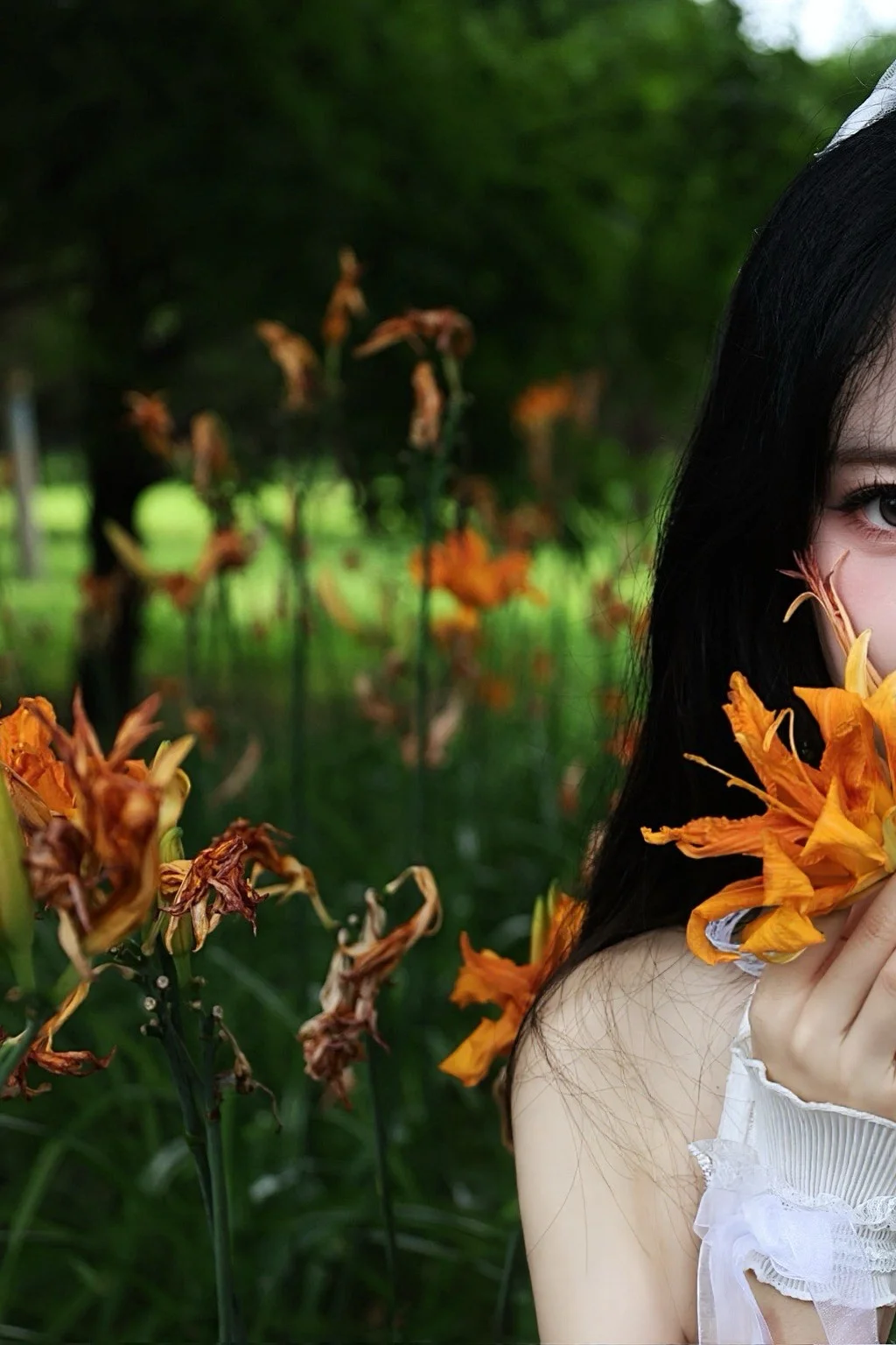 純白蕾絲與枯萎橙花的戶外氛圍感記錄 - 第 2 張