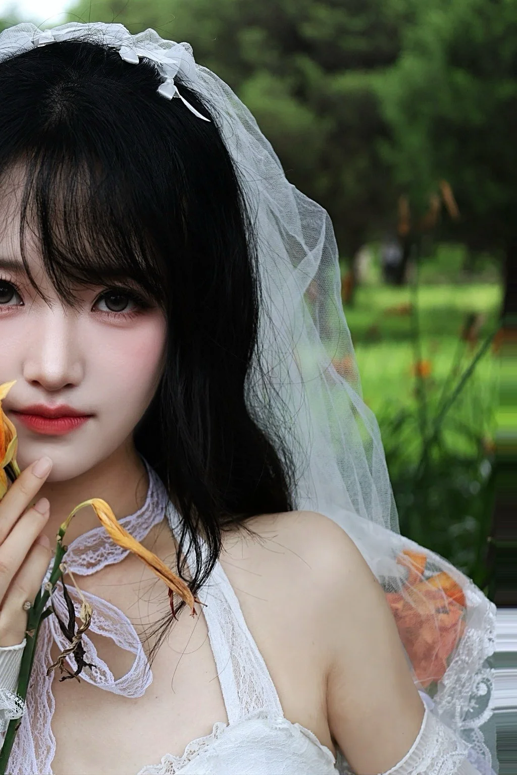 純白蕾絲與枯萎橙花的戶外氛圍感記錄 - 第 3 張