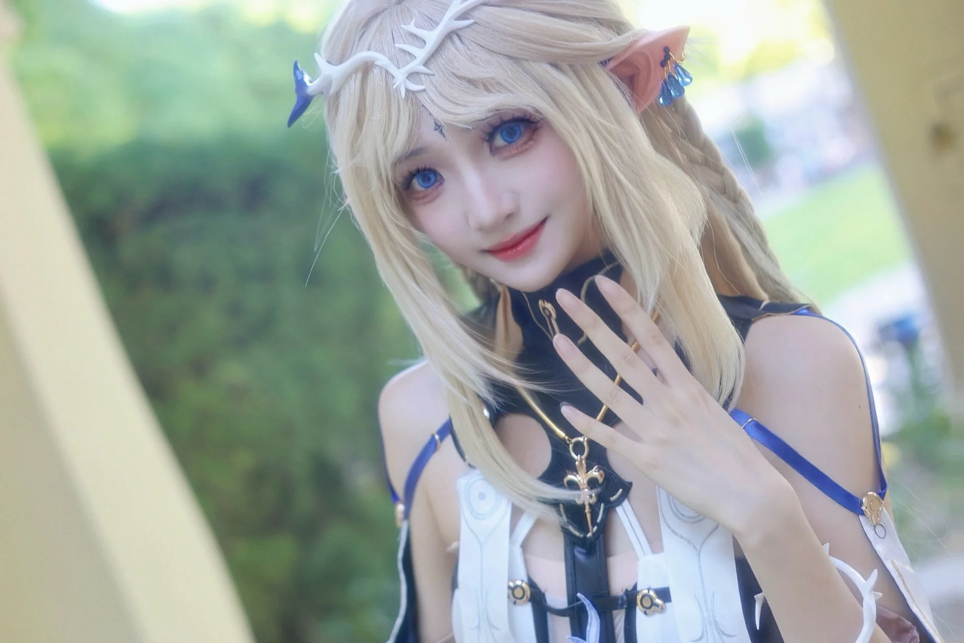【卡提希娅cos】鸣潮角色演绎，自然光里的精灵骑士 - 第 2 张