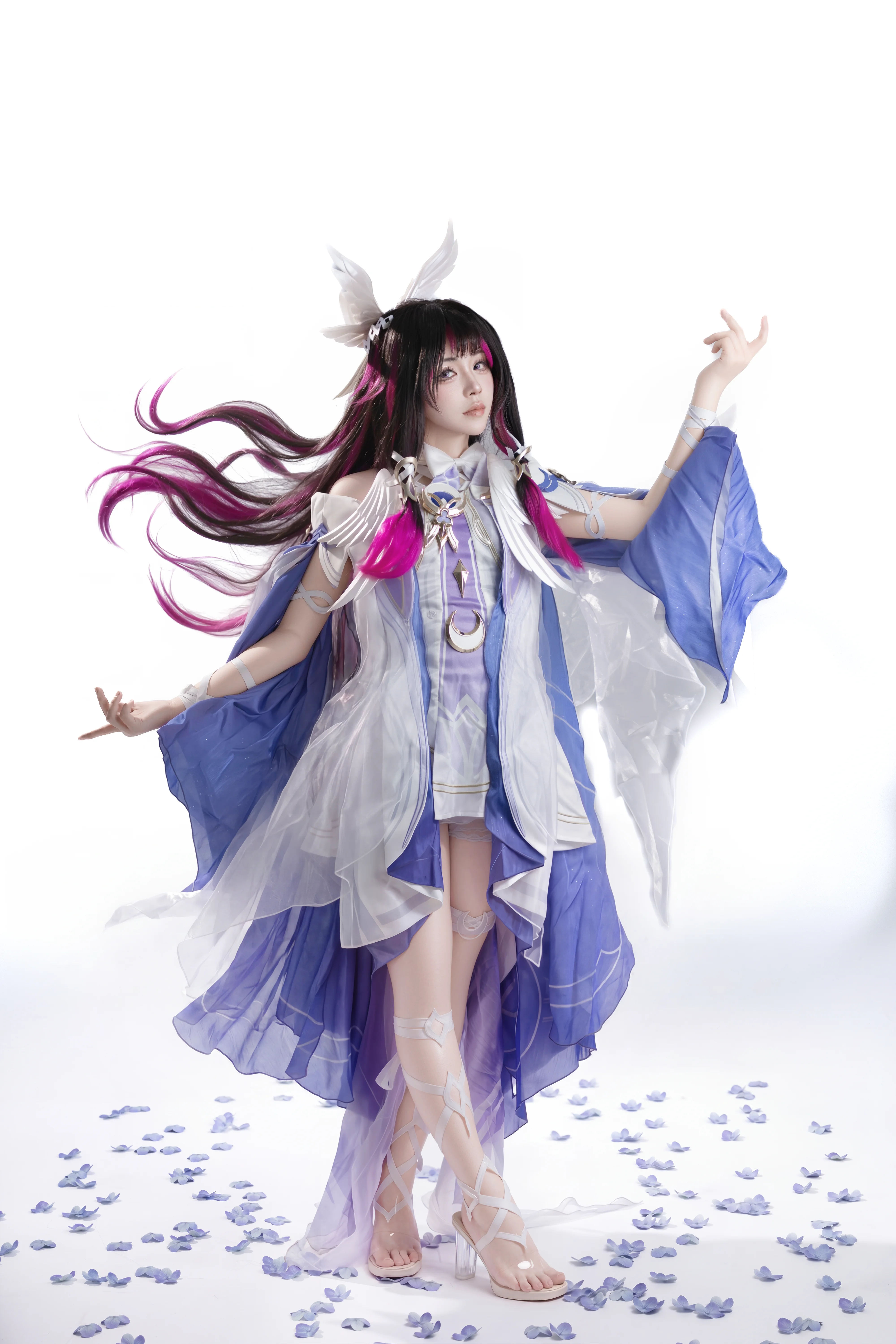 [Genshin Impact Cosplay] Sharing a Genshin Impact Style White Studio Cosplay Photoshoot - Image 1