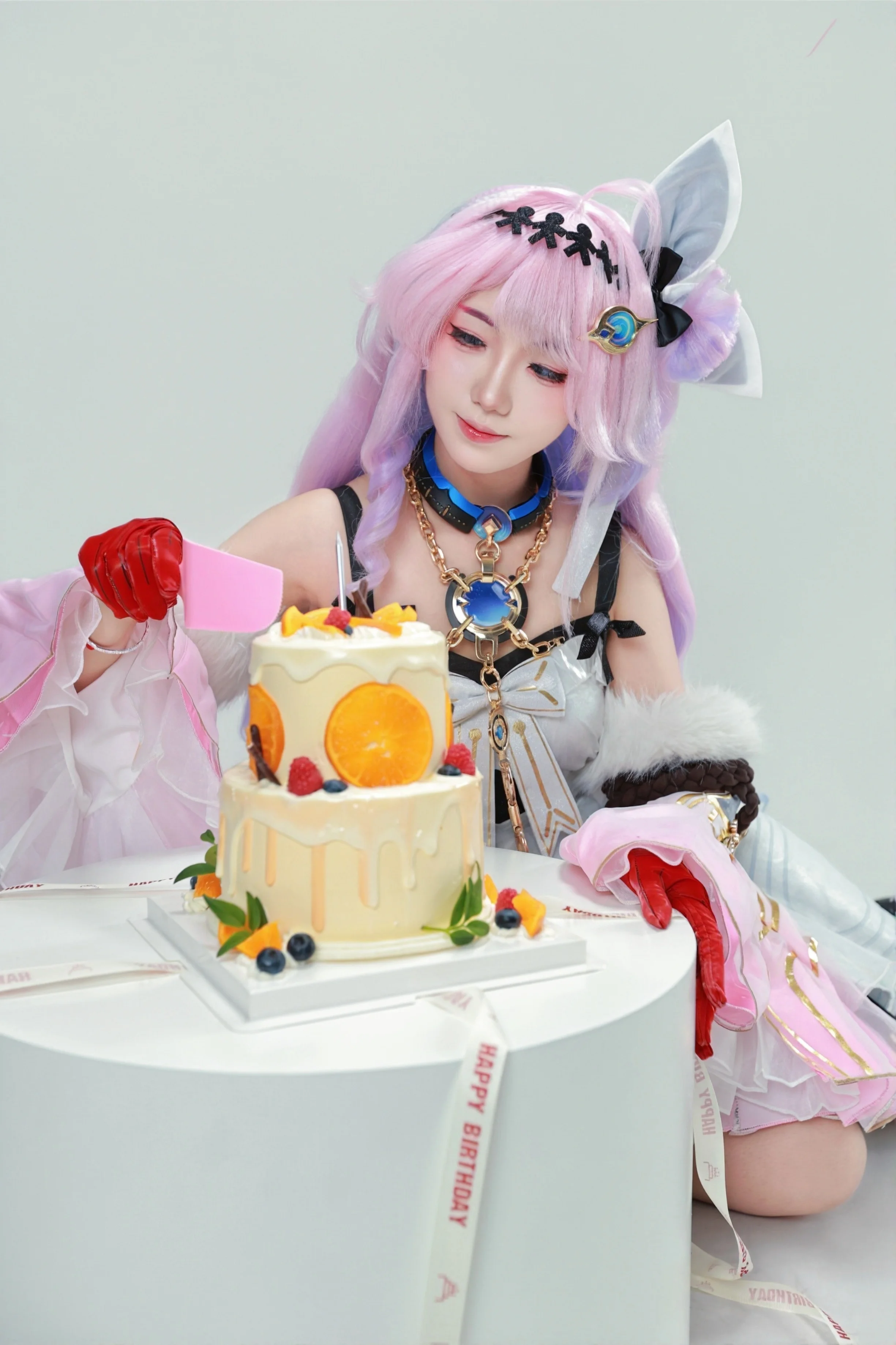 【达妮娅cos】鸣潮里的生日特辑，甜品与灰粉色的惬意时光 - 第 1 张