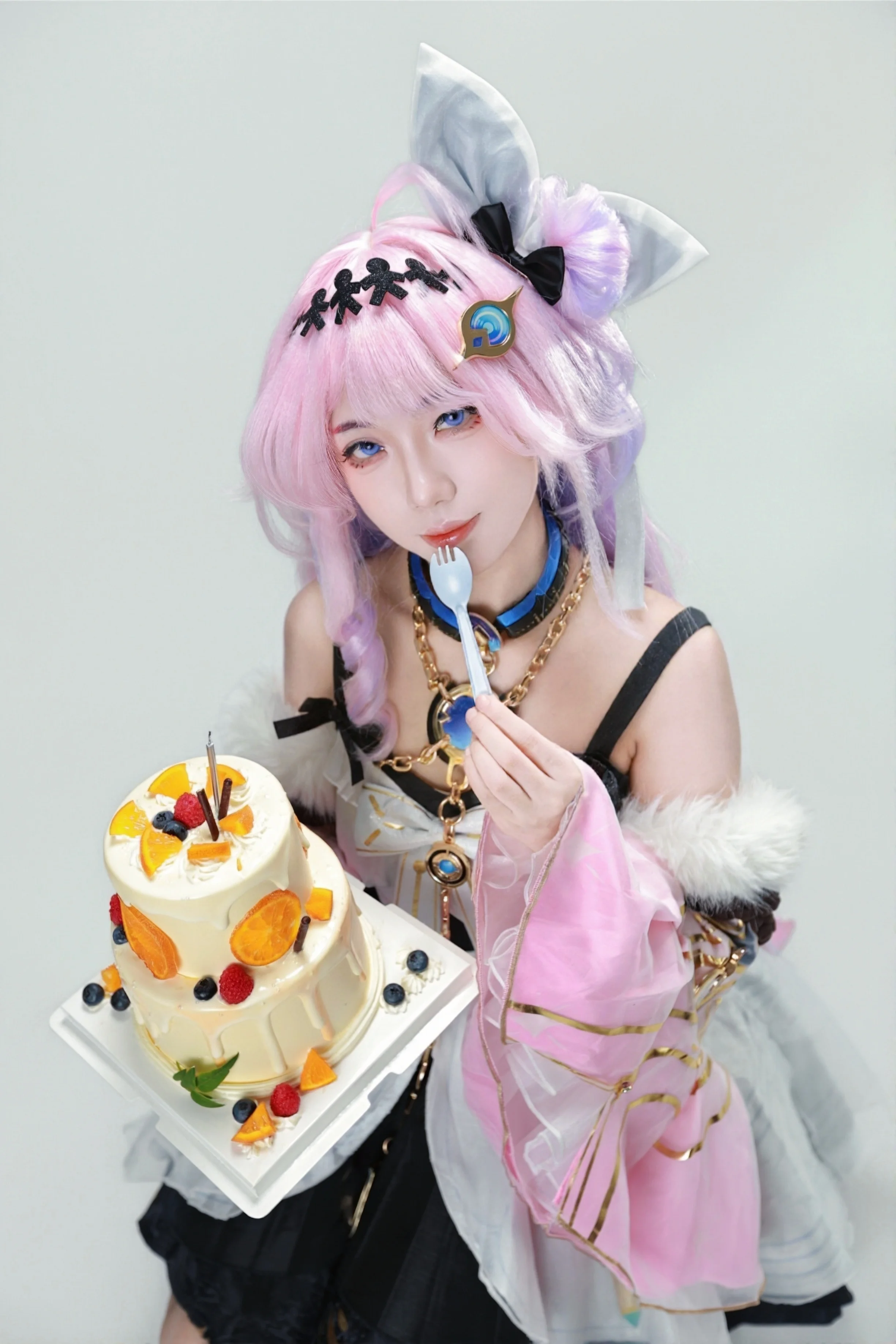 【达妮娅cos】鸣潮里的生日特辑，甜品与灰粉色的惬意时光