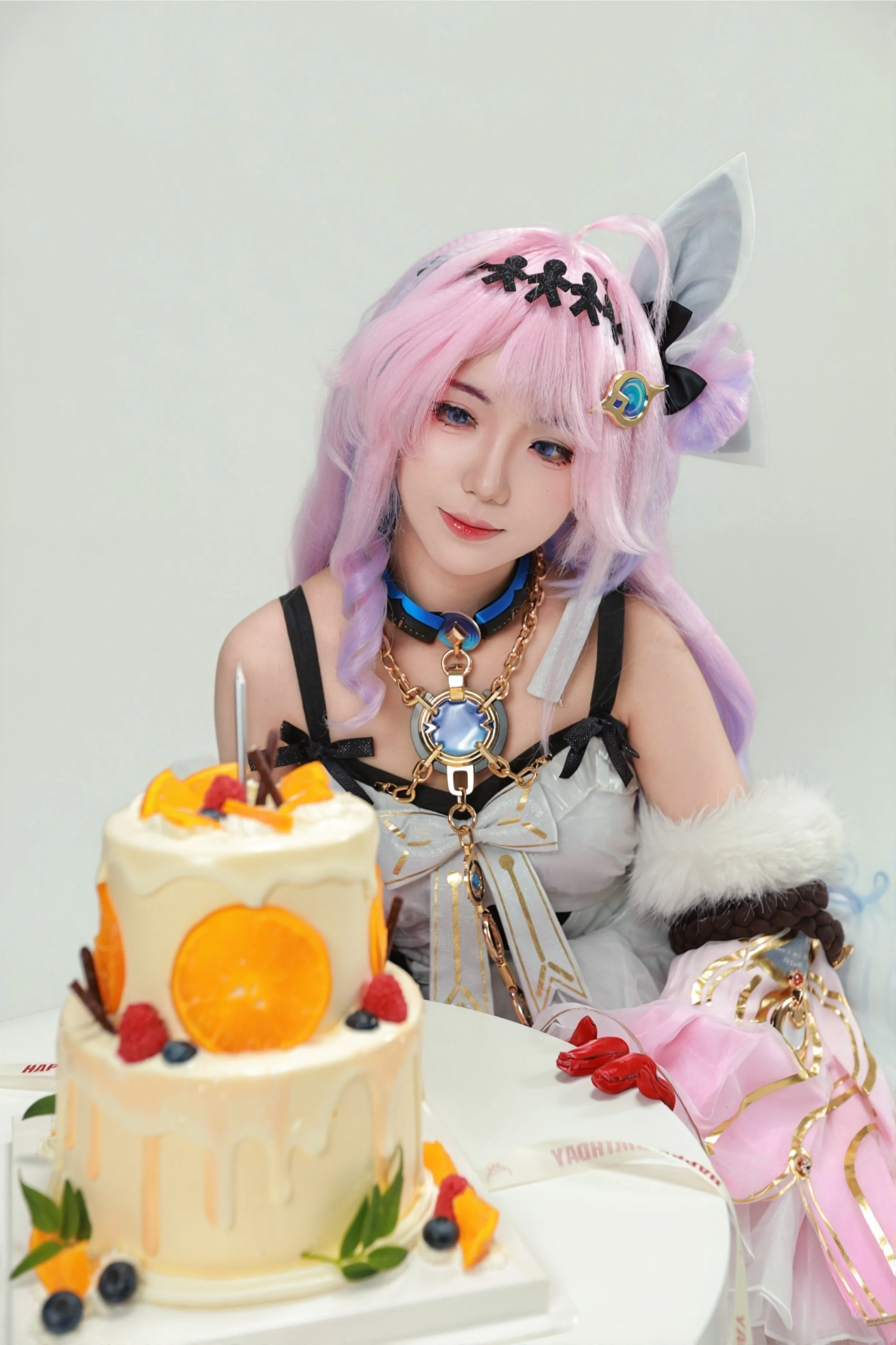 【达妮娅cos】鸣潮里的生日特辑，甜品与灰粉色的惬意时光 - 第 3 张