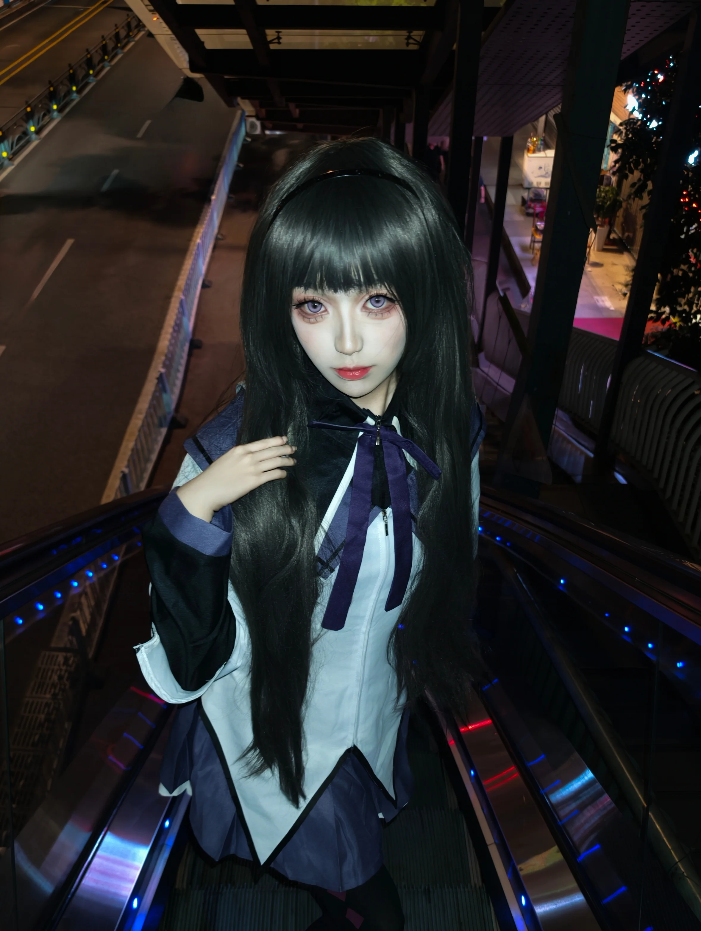【晓美焰cos】午夜扶梯的蓝光与沉静的剪影 - 第 1 张