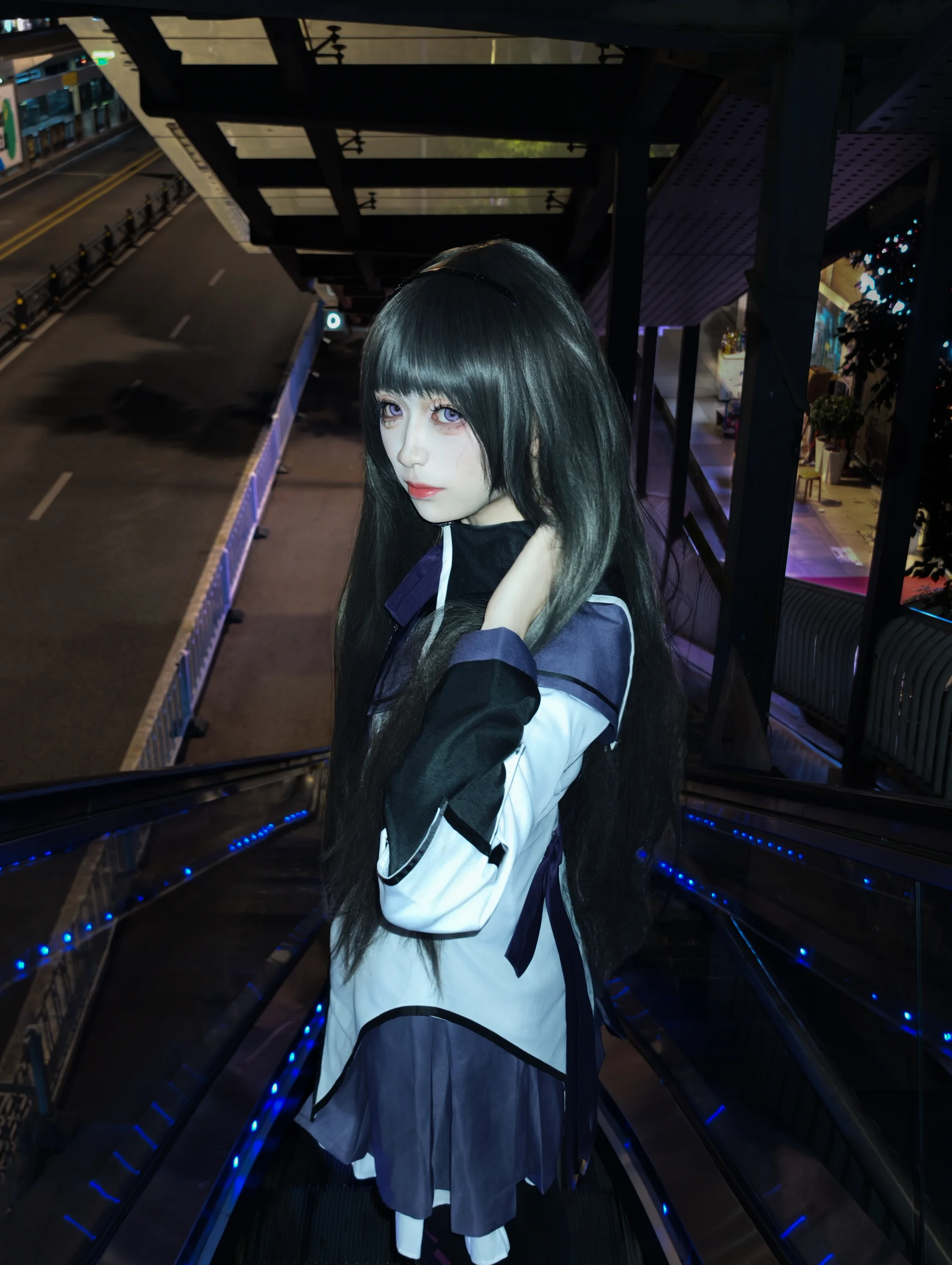 【晓美焰cos】午夜扶梯的蓝光与沉静的剪影 - 第 2 张