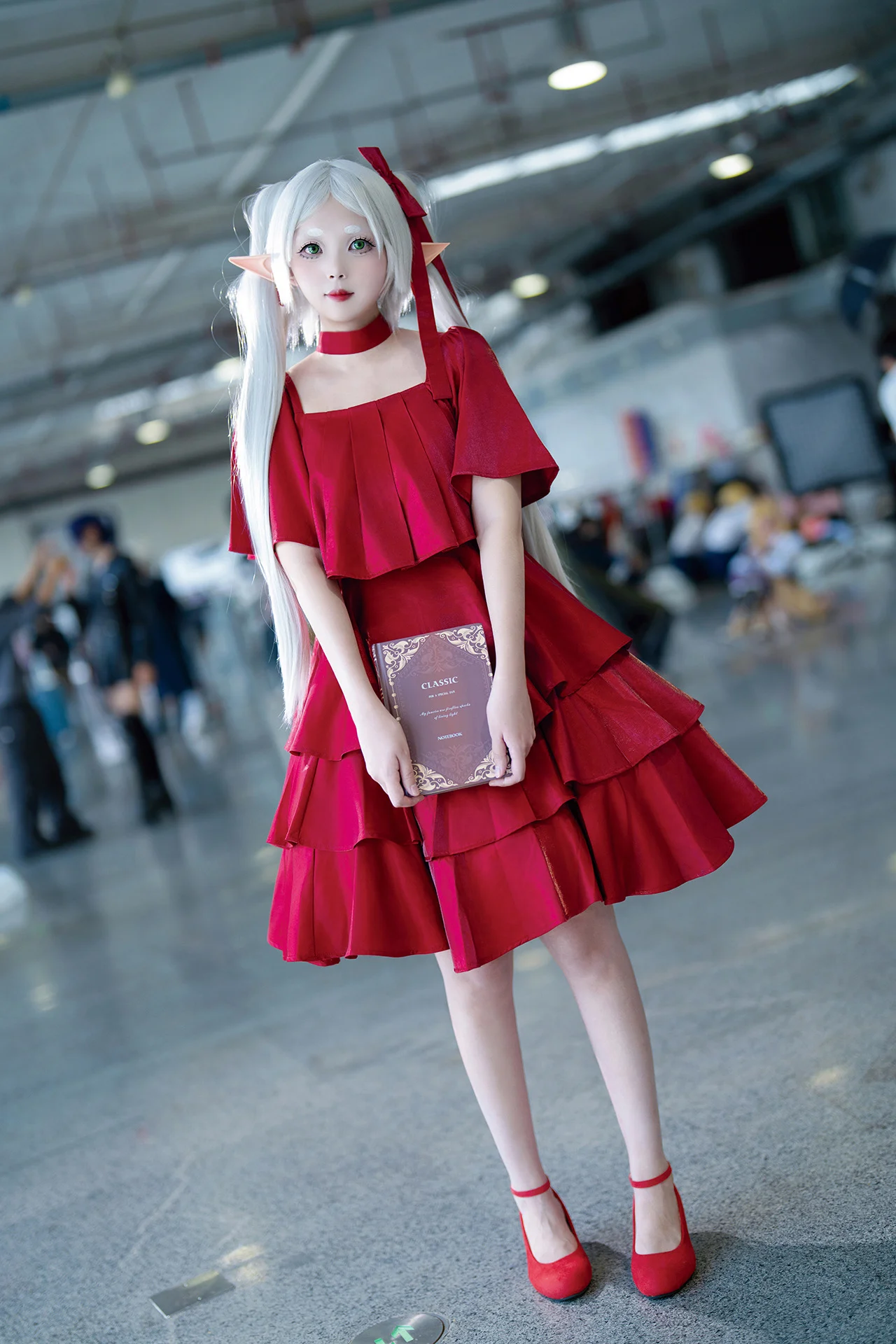 【フリーレン コスプレ】『葬送のフリーレン』赤ドレス姿、IDOアニメコンベンションでのイベント写真記録 - 1 枚目
