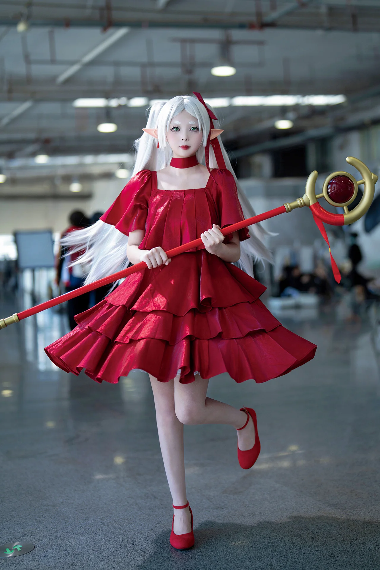 【フリーレン コスプレ】『葬送のフリーレン』赤ドレス姿、IDOアニメコンベンションでのイベント写真記録 - 2 枚目