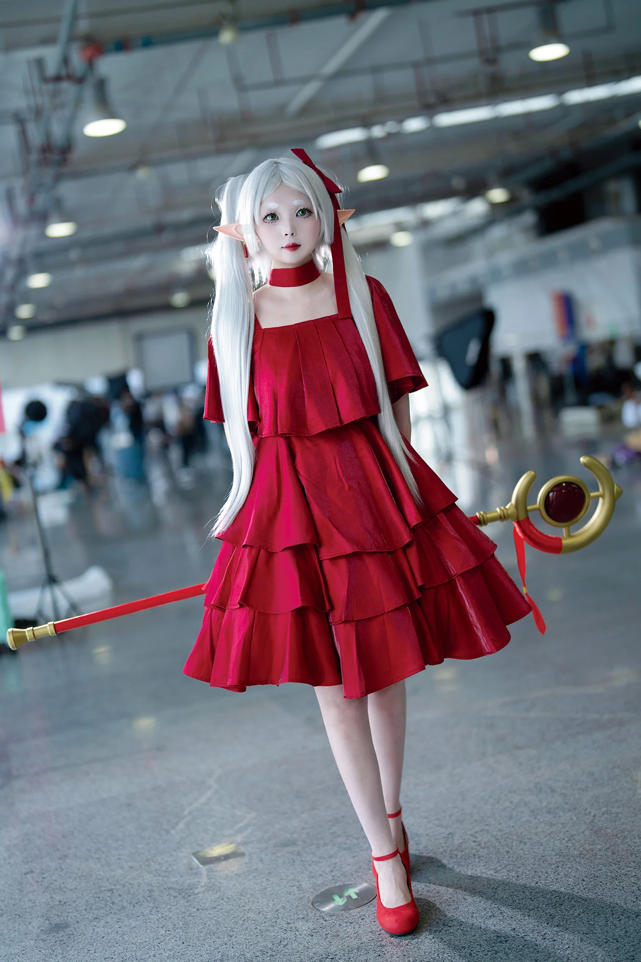 【フリーレン コスプレ】『葬送のフリーレン』赤ドレス姿、IDOアニメコンベンションでのイベント写真記録 - 3 枚目