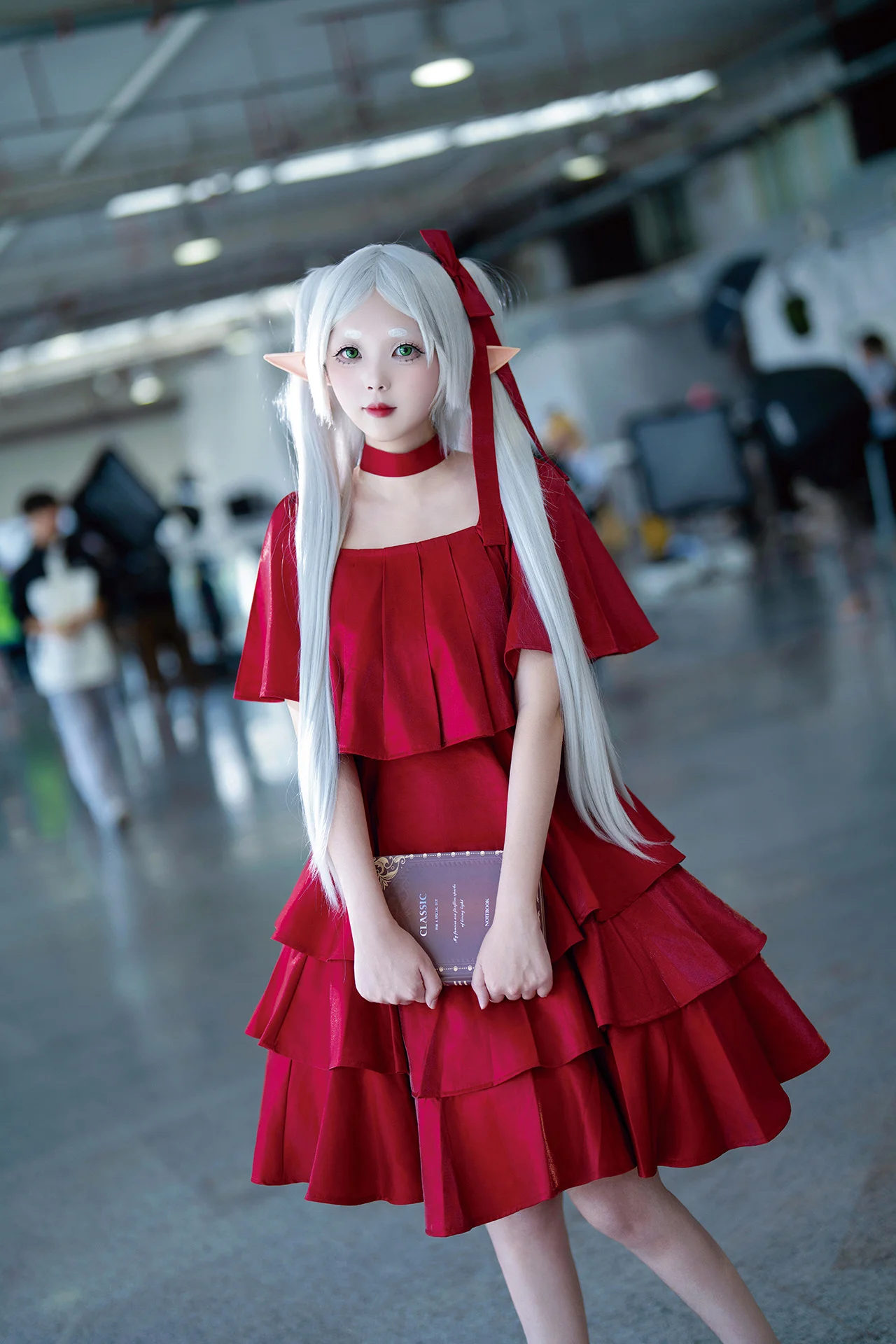 【フリーレン コスプレ】『葬送のフリーレン』赤ドレス姿、IDOアニメコンベンションでのイベント写真記録 - 4 枚目