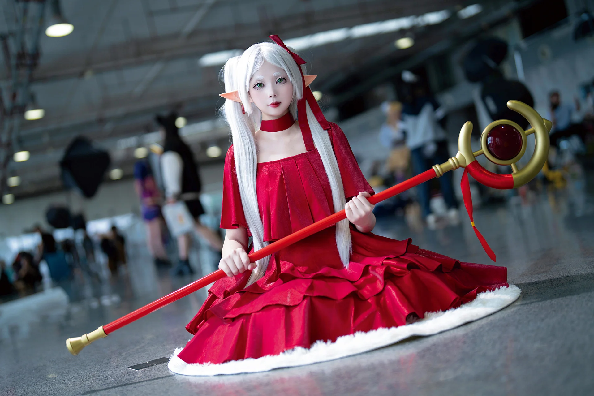 【フリーレン コスプレ】『葬送のフリーレン』赤ドレス姿、IDOアニメコンベンションでのイベント写真記録 - 5 枚目