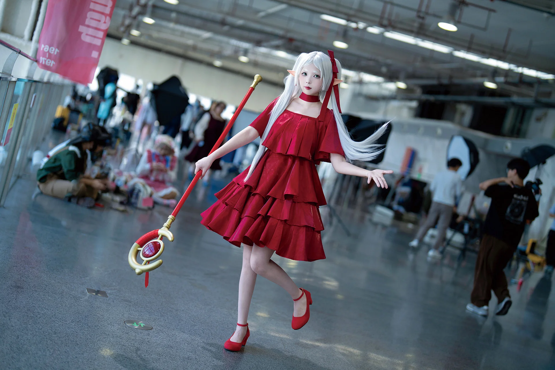 【芙莉莲cos】葬送的芙莉莲红裙造型，IDO漫展场照记录