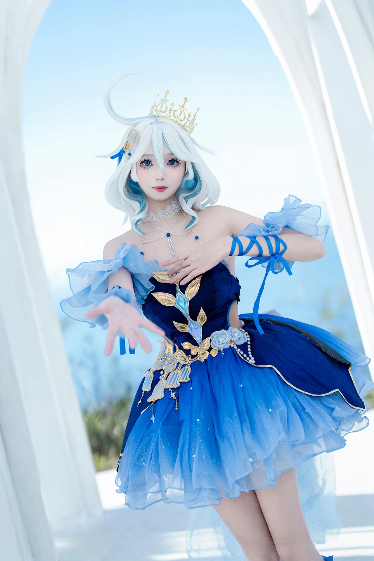 【芙宁娜cos】原神蓝色系造型，纯白拱门下的光影与细节 - 第 1 张