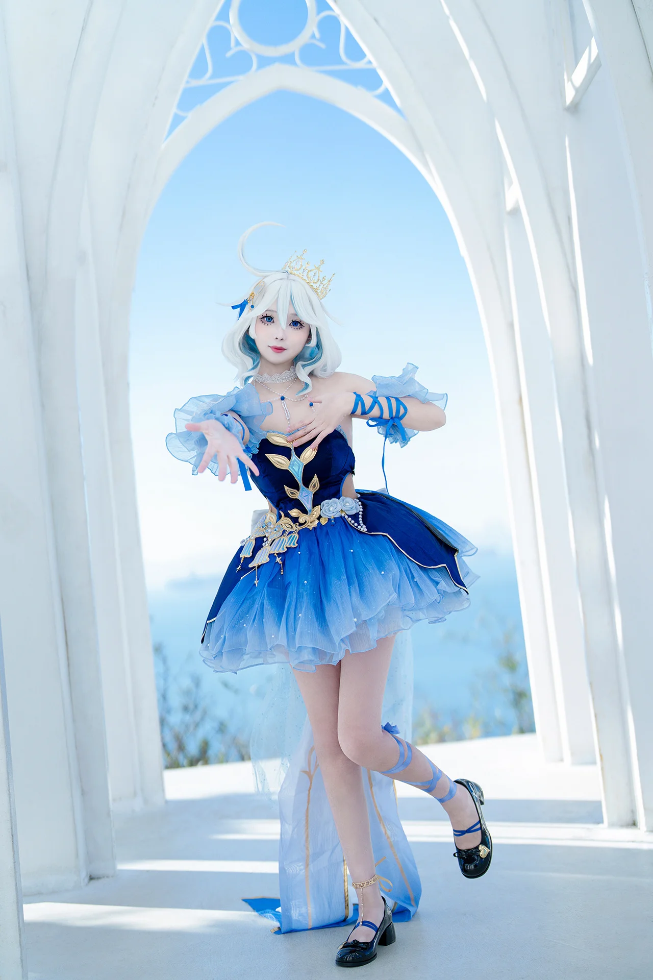 【芙宁娜cos】原神蓝色系造型，纯白拱门下的光影与细节