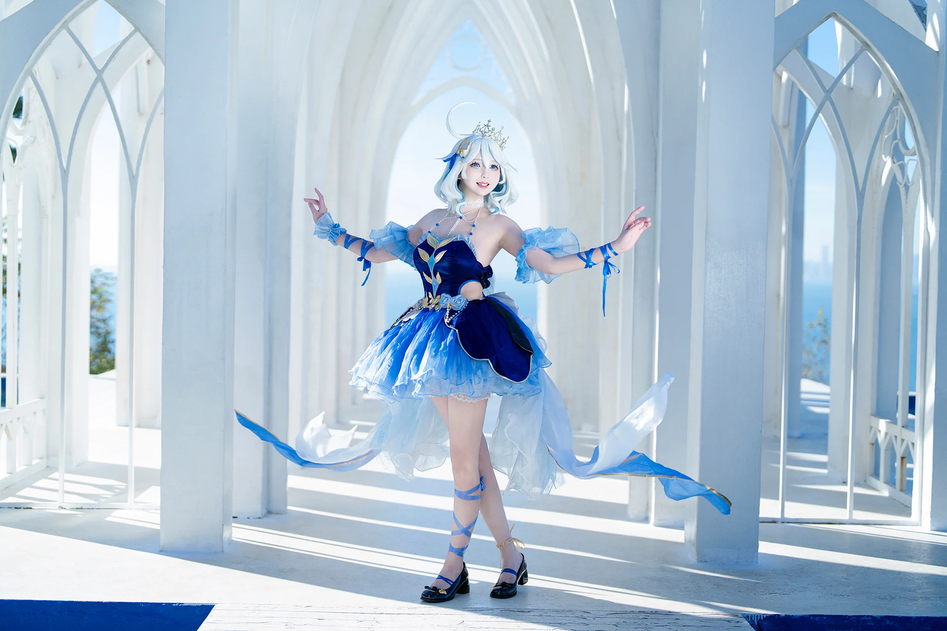 【芙宁娜cos】原神蓝色系造型，纯白拱门下的光影与细节 - 第 3 张