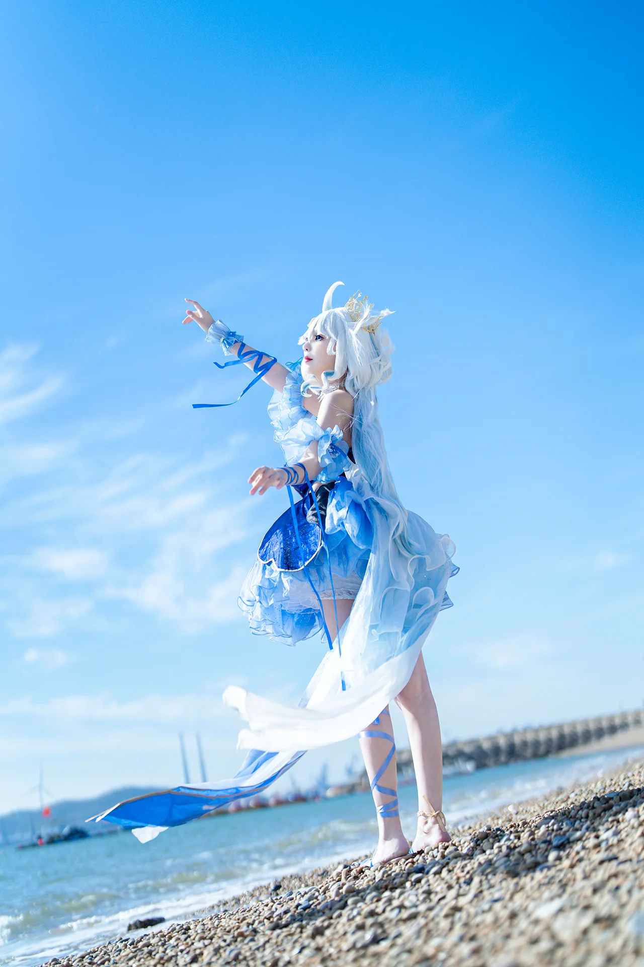 【芙宁娜cos】站在枫丹海边，感受被风凌乱的神明 - 第 1 张