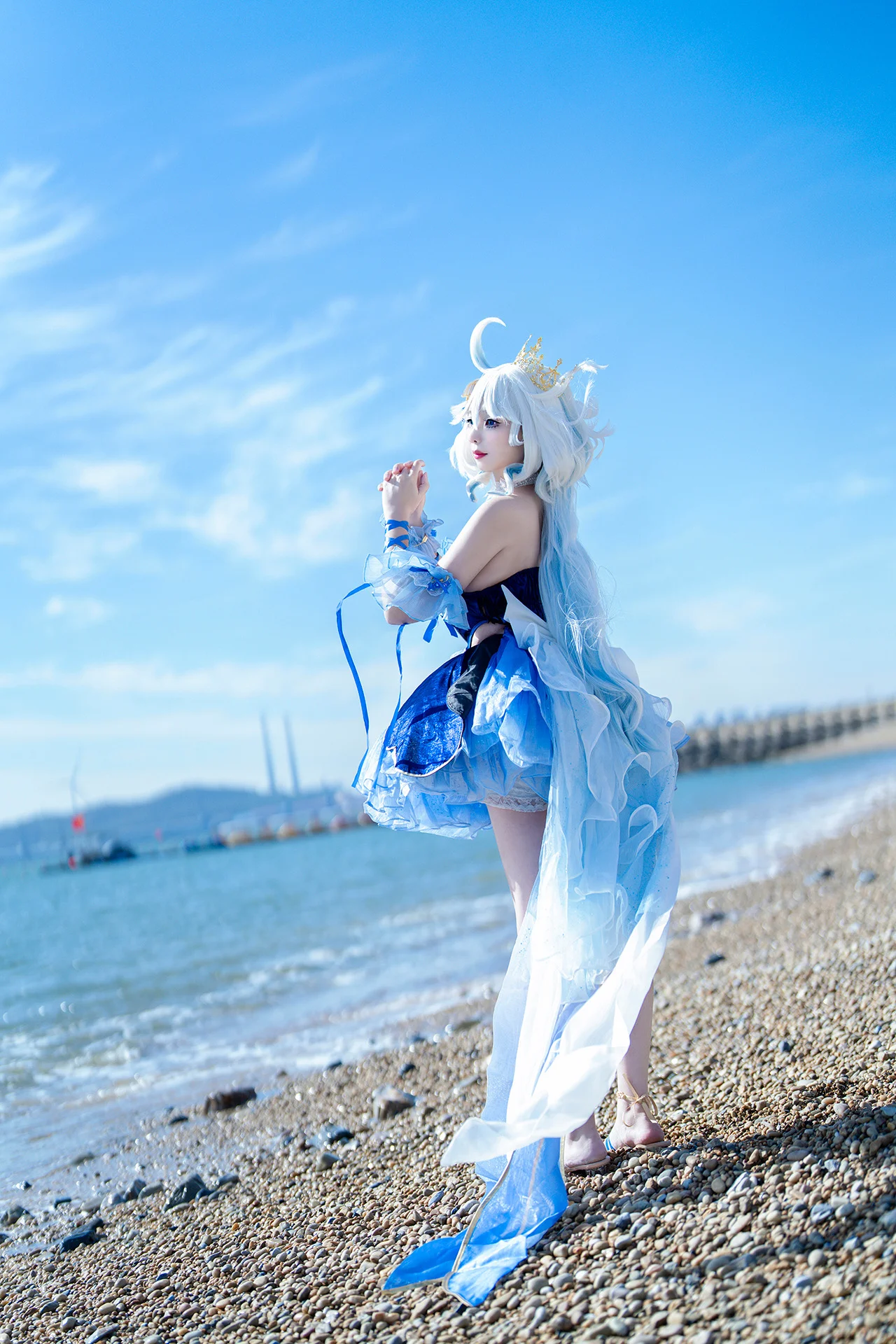 【芙宁娜cos】站在枫丹海边，感受被风凌乱的神明 - 第 2 张