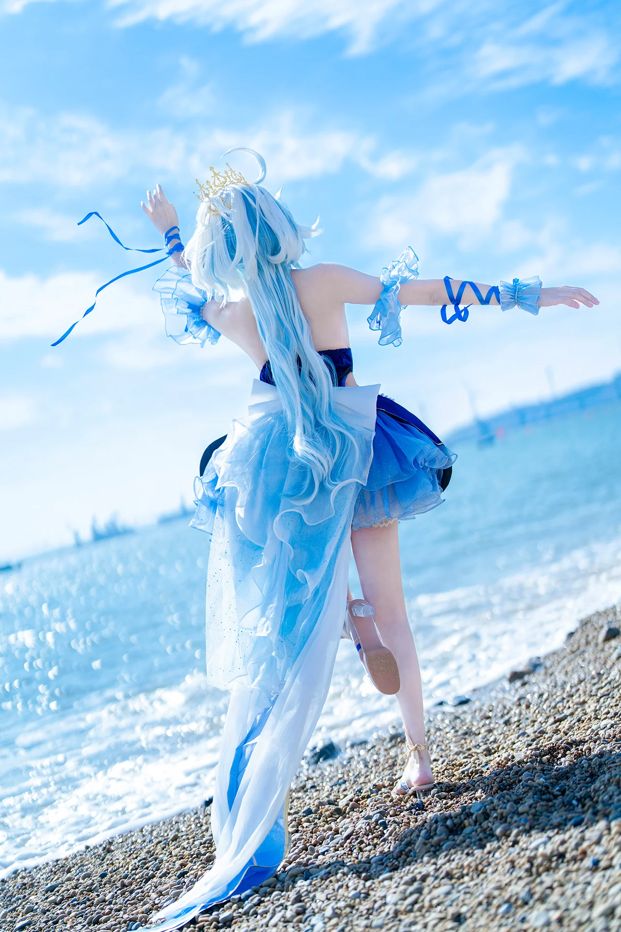 【芙宁娜cos】站在枫丹海边，感受被风凌乱的神明 - 第 3 张