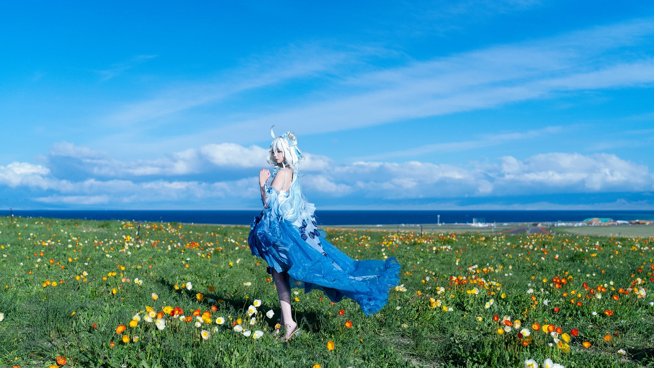 【芙宁娜cos】把芙芙带到赛里木湖，这片蓝与花海绝配 - 第 5 张